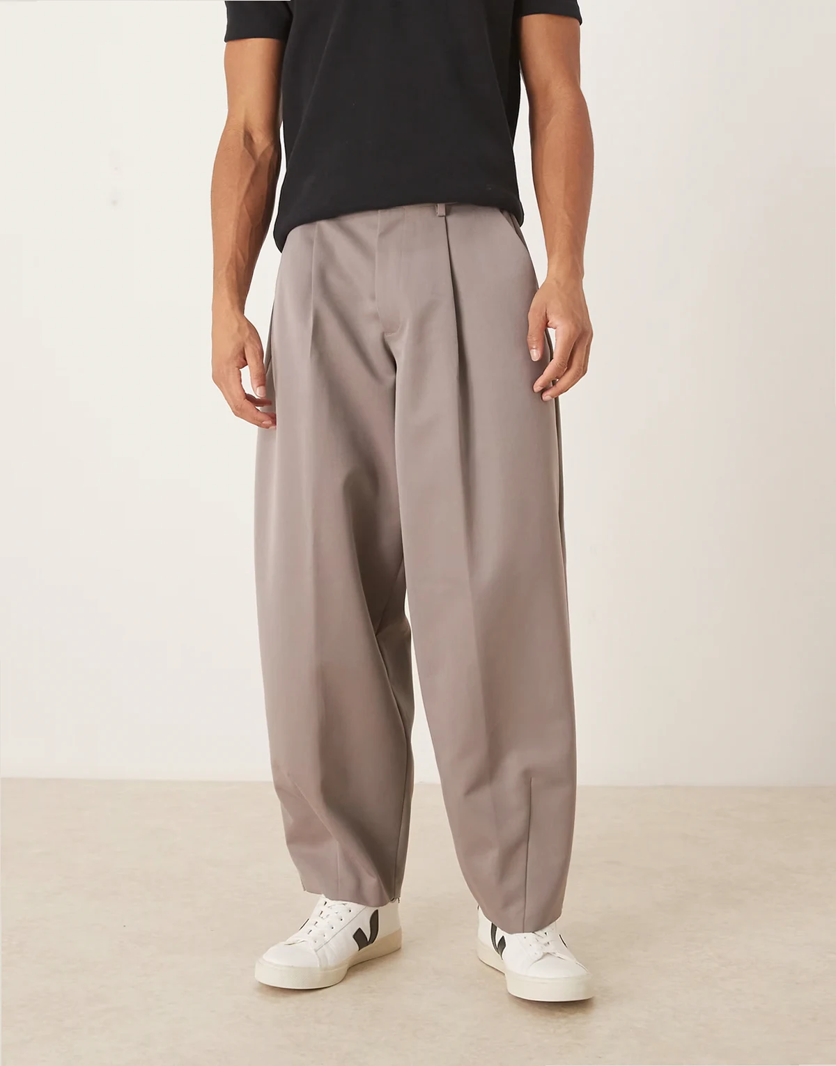 – Elegante Hose in Braun mit abgerundetem, weitem Beinschnitt und Bügelfalten
