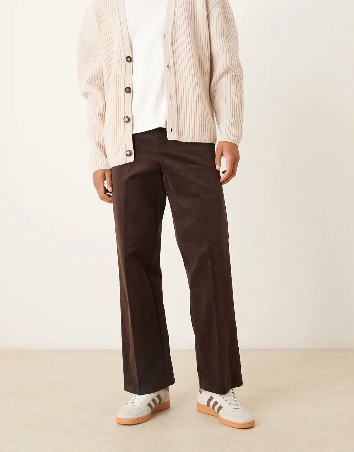 – Elegante Hose aus Cord in Braun mit hohem Baumwollanteil, weitem Bein und seitlichen Einstellmöglichkeiten