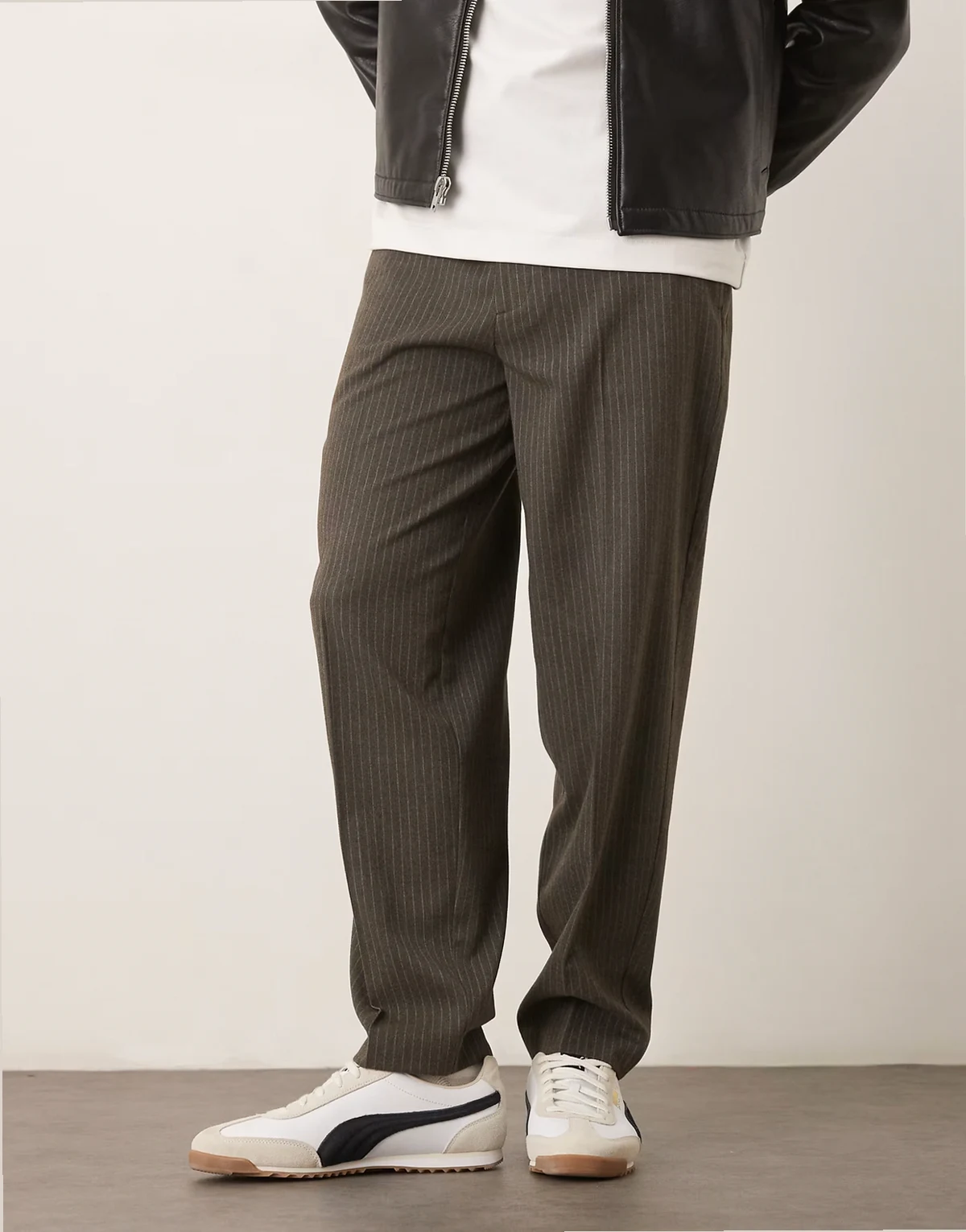 – Schicke, schmal zulaufende Oversize-Hose aus Flanell in Grau mit Nadelstreifen