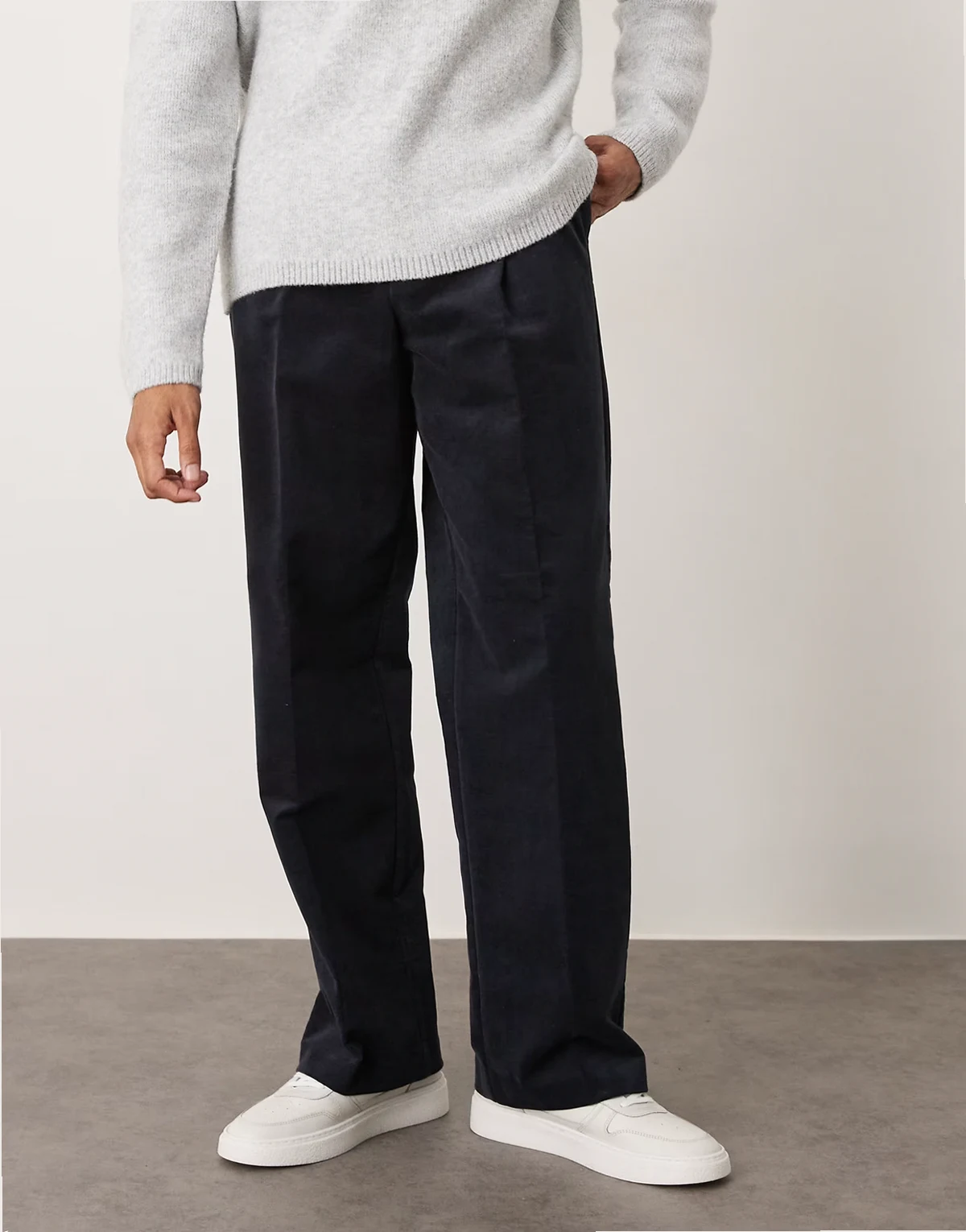 – Elegante Hose aus Cord in Marineblau mit hohem Baumwollanteil, weitem Bein und Bügelfalten