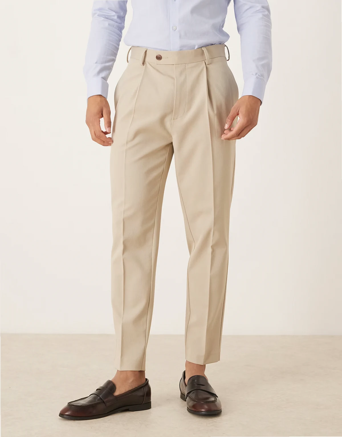 – Schmal zulaufende, elegante Chino-Hose in Beige