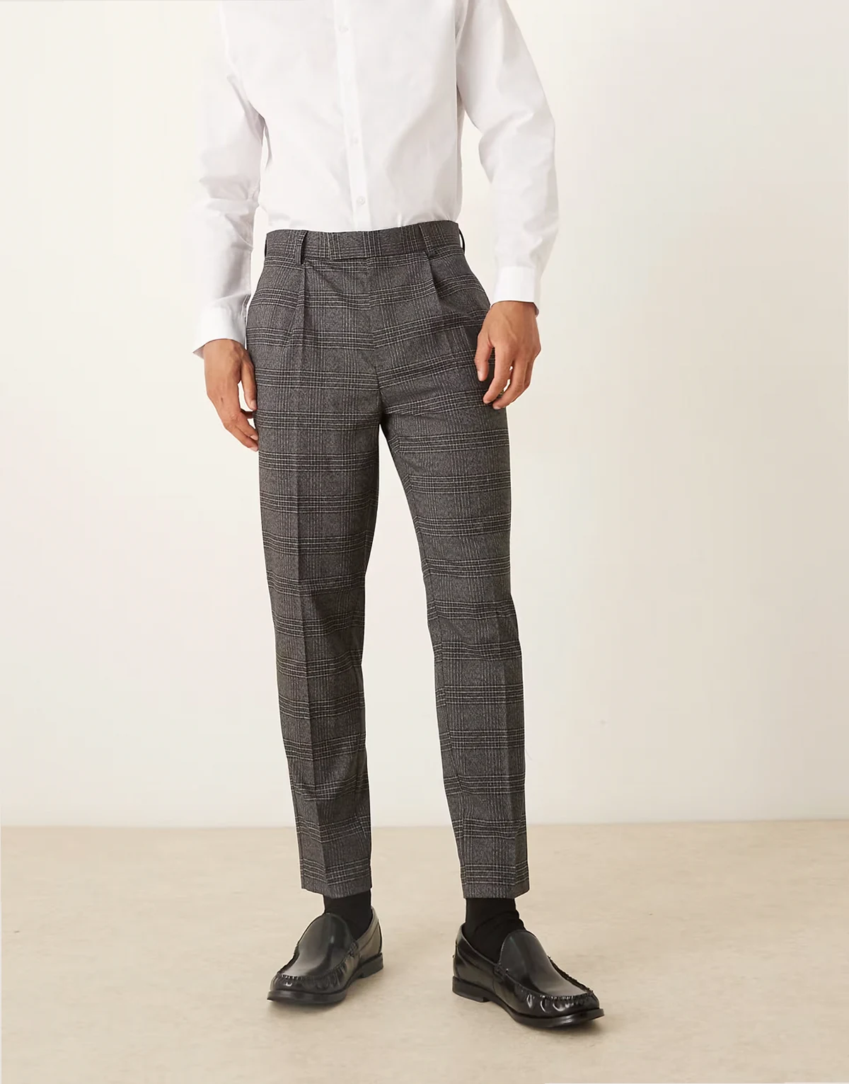 – Elegante, schmal zulaufende Hose in schwarz kariert mit Bundfalte