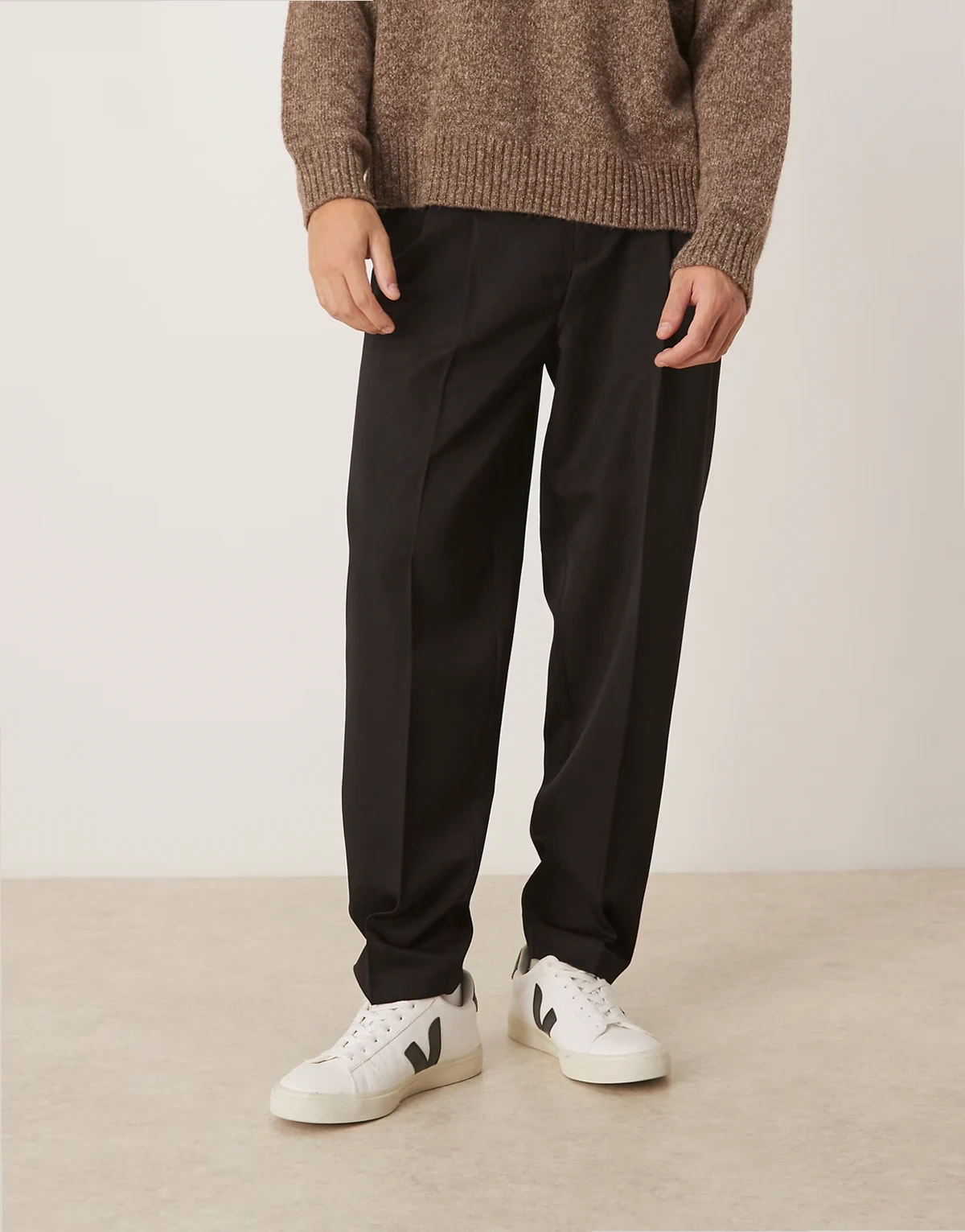 – Elegante, schmal zulaufende Oversize-Hose in Schwarz mit Doppel-Bundfalten