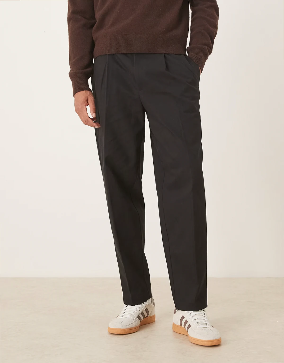 – Elegante, schmal zulaufende Oversize-Hose aus 100% Baumwolle in Schwarz