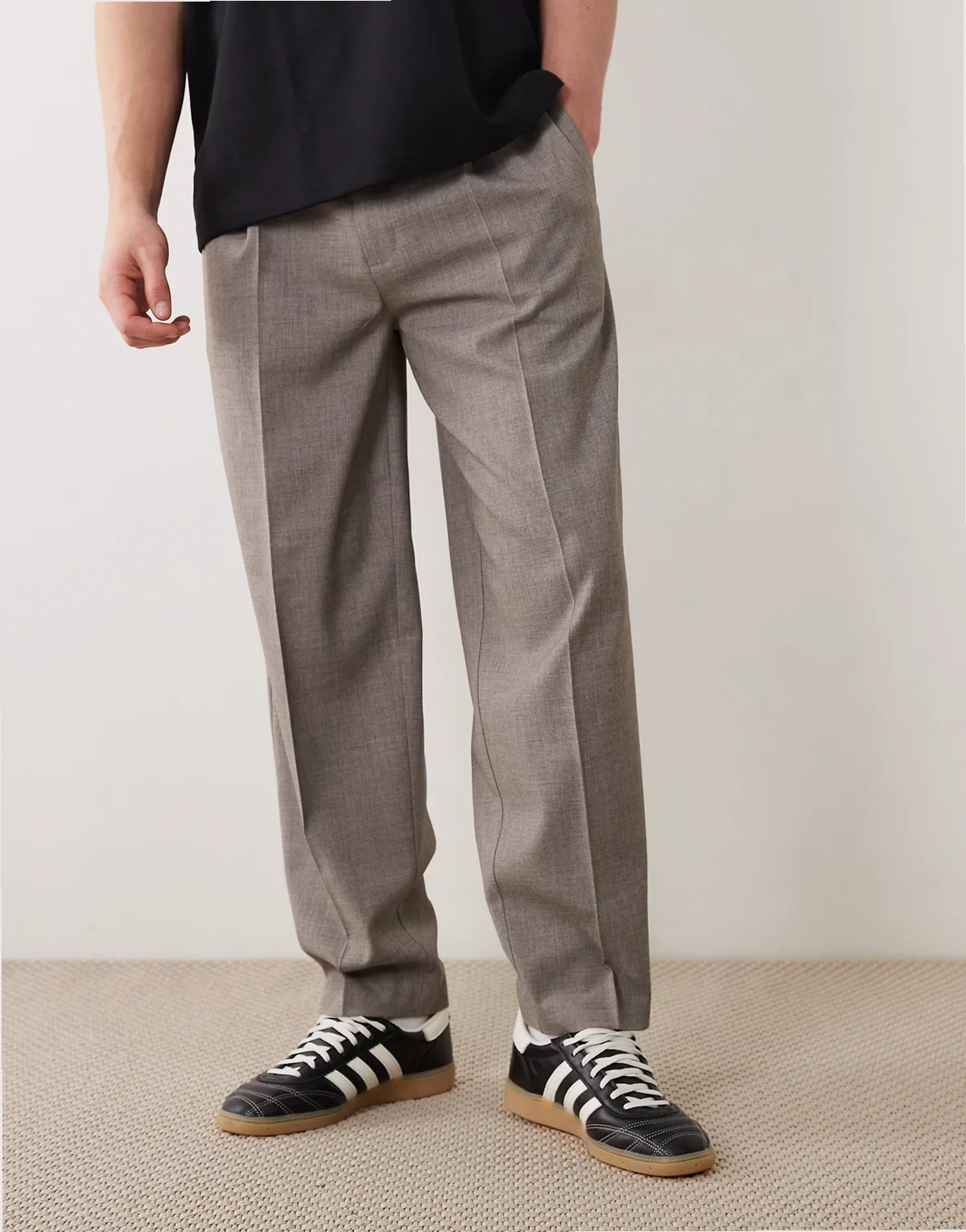– Elegante, schmal zulaufende Oversize-Hose in Braun meliert mit Bundfalten
