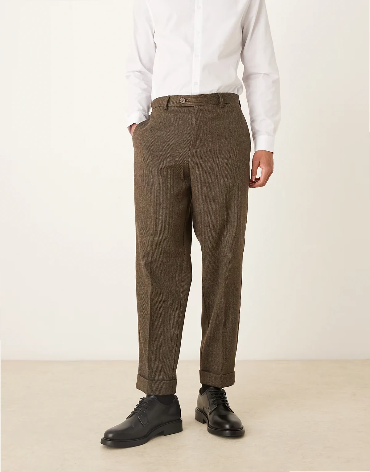– Elegante, schmal zulaufende Relaxed-Fit-Hose aus brauner Wolle mit sichtbarem Knopf und Umschlag