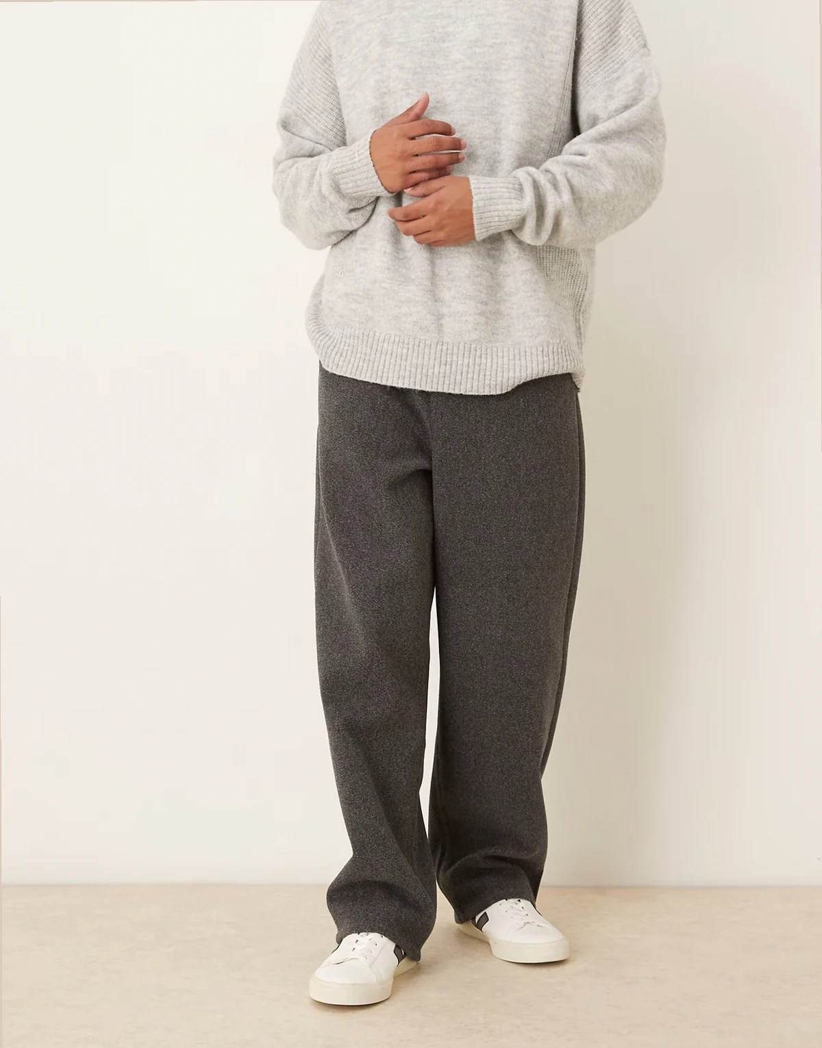 – Lockere Hose in grauer Wolloptik mit geradem Bein