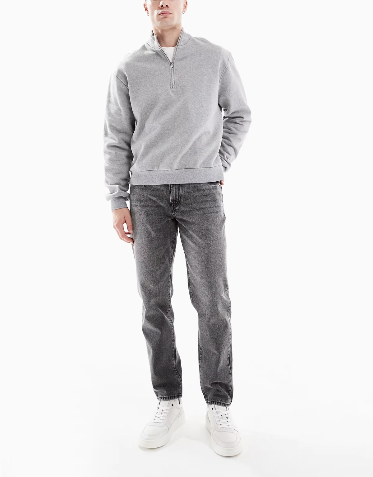 – Schmal zulaufende Jeans in verwaschenem Grau