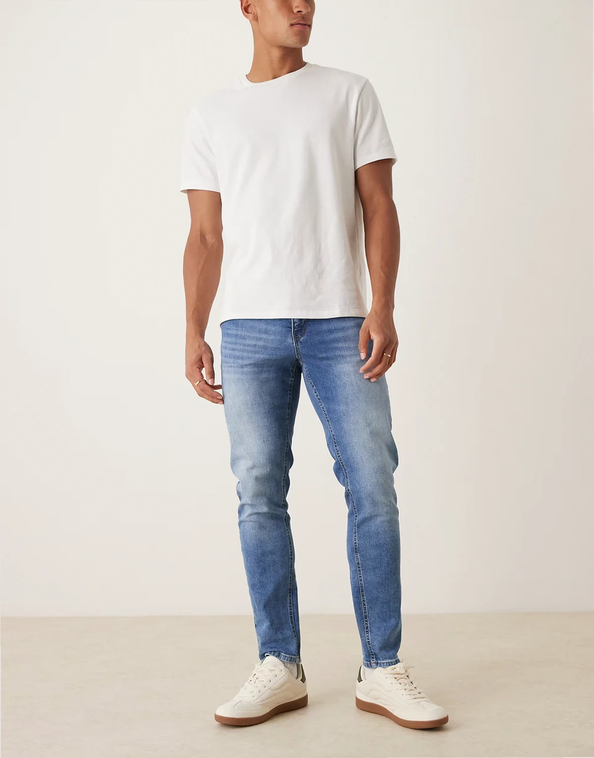 – Schmale Jeans in verwaschenem Hellblau