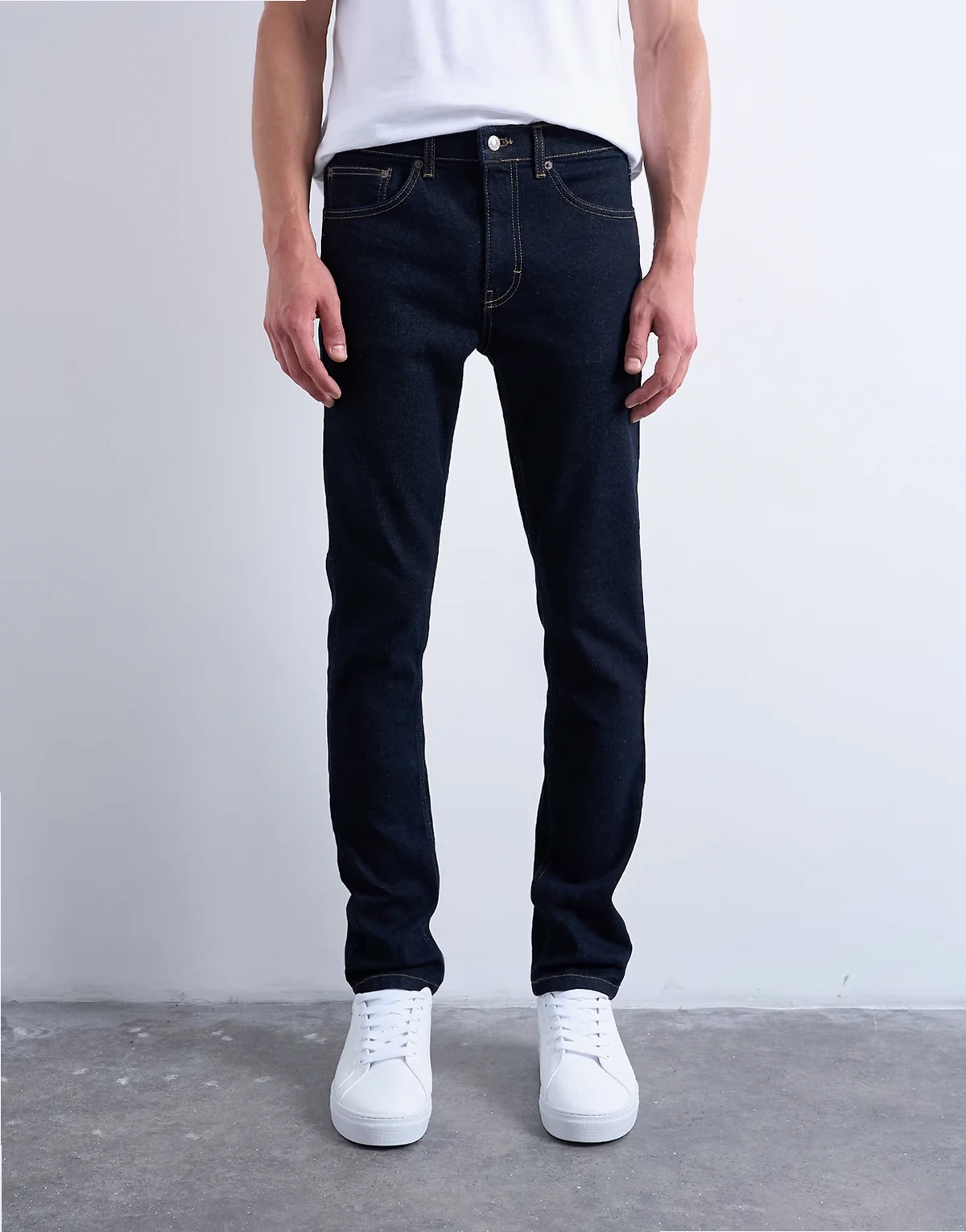 – Unbehandelte Stretch-Jeans mit engem Schnitt