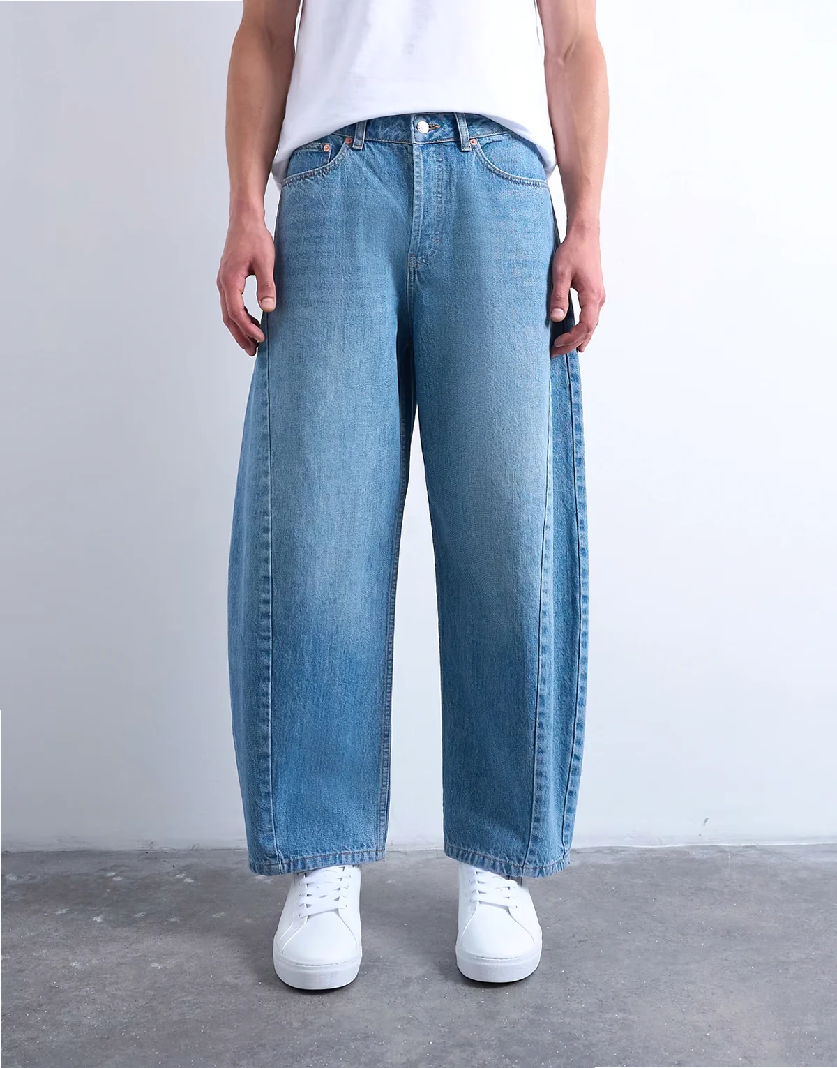 – Barrel-Leg-Jeans aus festem Denim in mittlerer Waschung