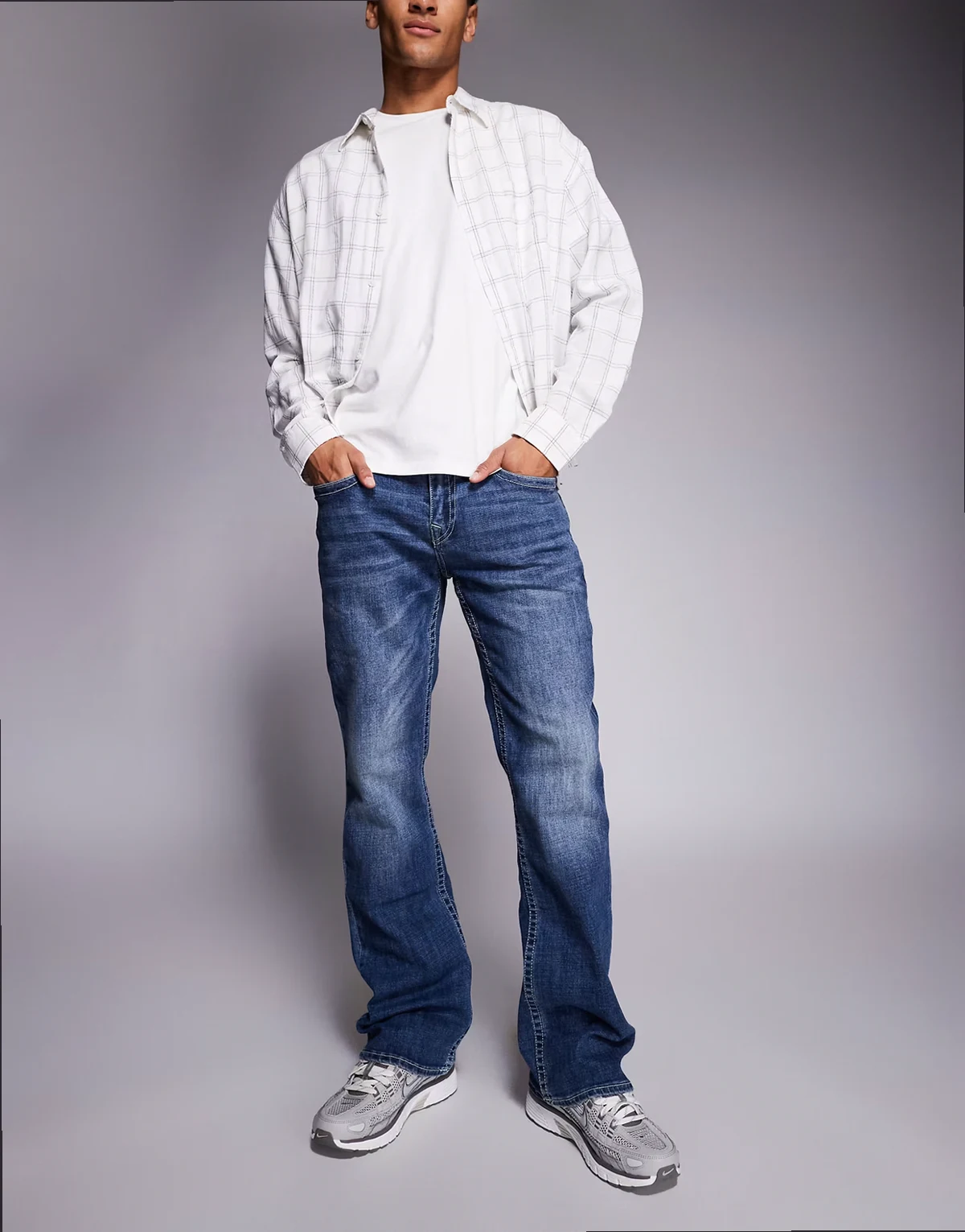 – Billy – Gerade geschnittene Jeans in verwaschenem Blau mit Bandana-Stickerei auf den Taschen