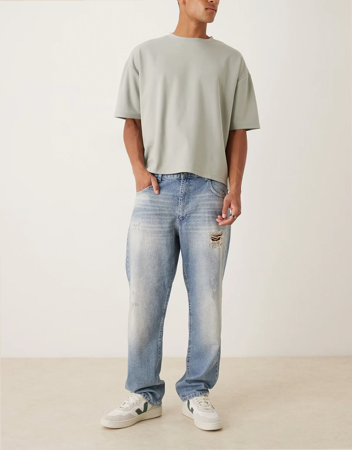 – Jeans in mittelblauer Waschung mit geradem Schnitt und Zierrissen