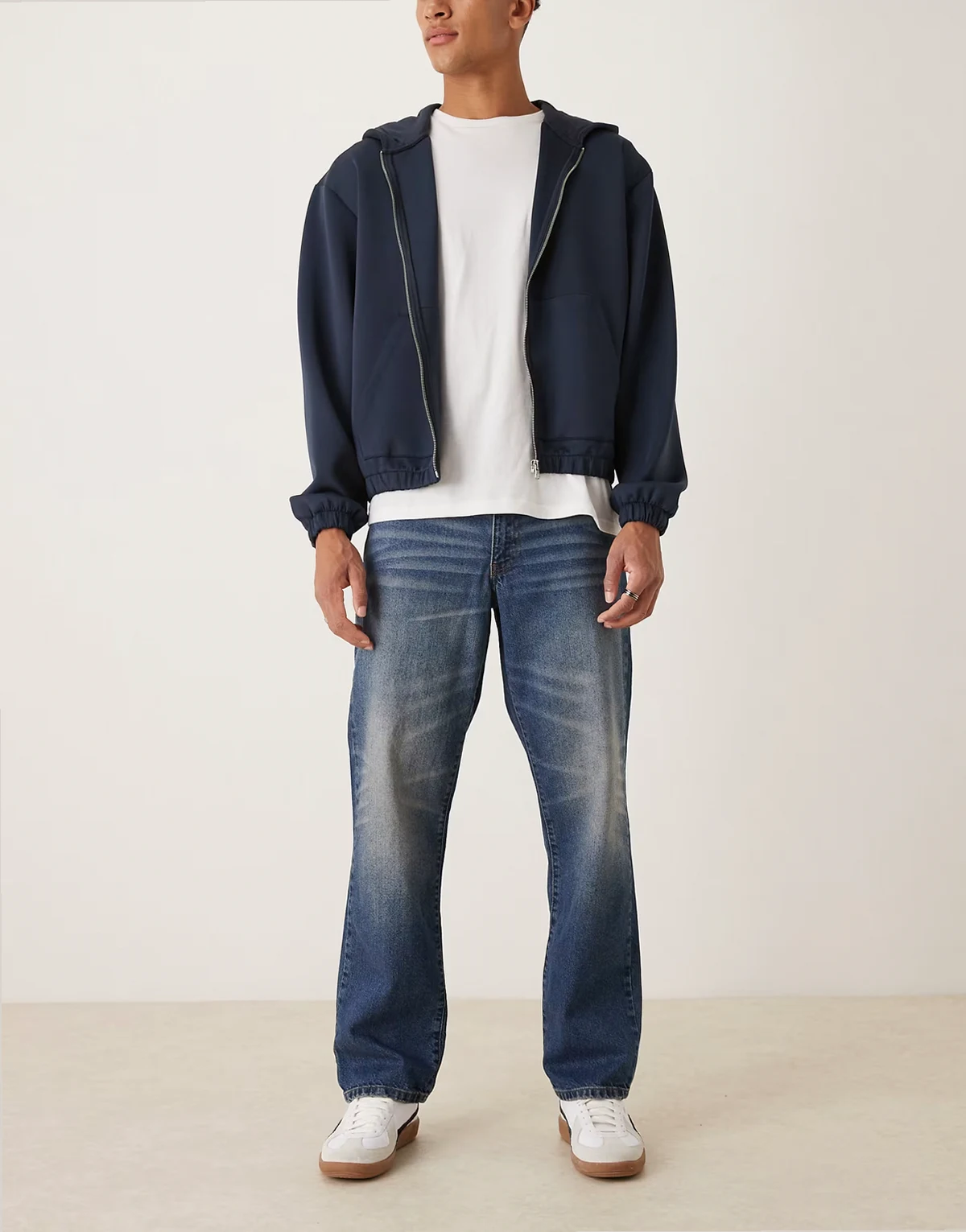 – Jeans mit geradem Bein in verwaschenem Blau