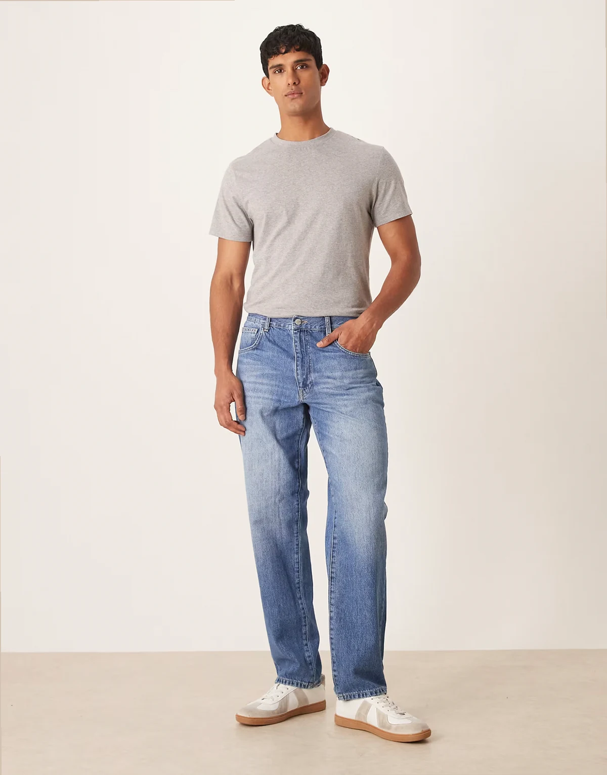– Straight Jeans in mittelblauer Vintage-Waschung