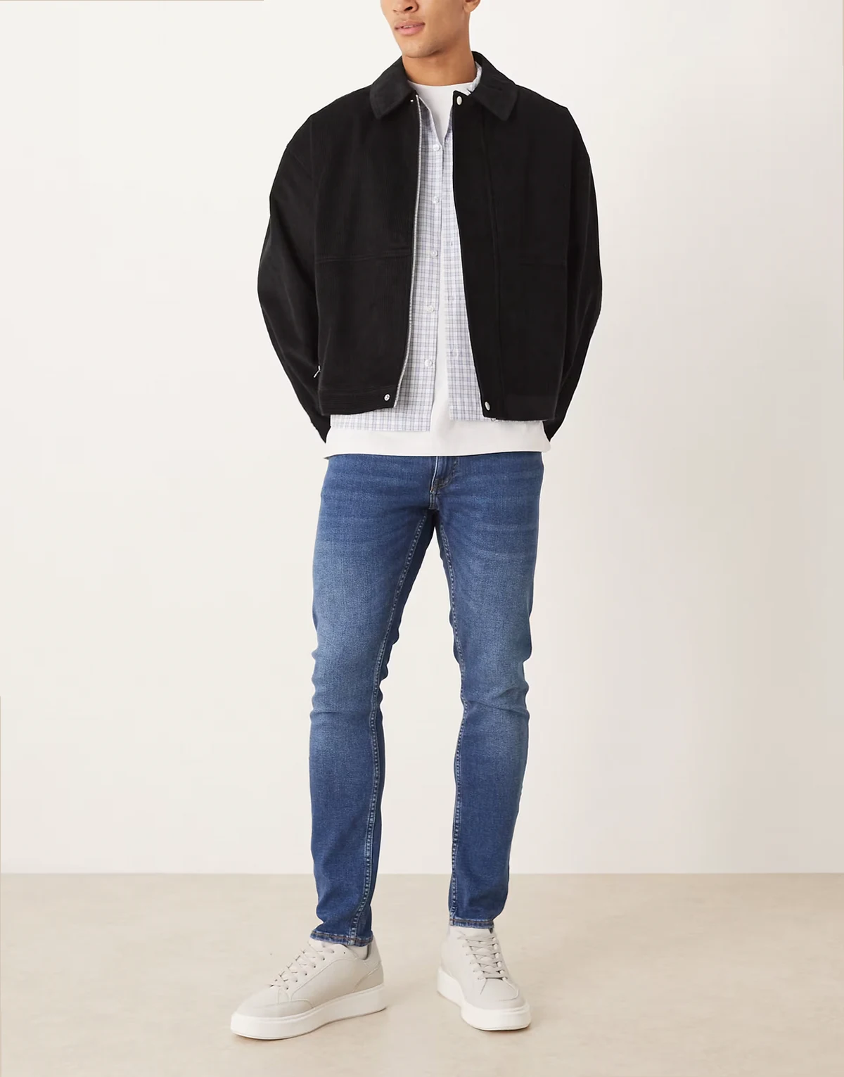 – Jude – Ciemnoniebieskie bawełniane jeansy o dopasowanym kroju