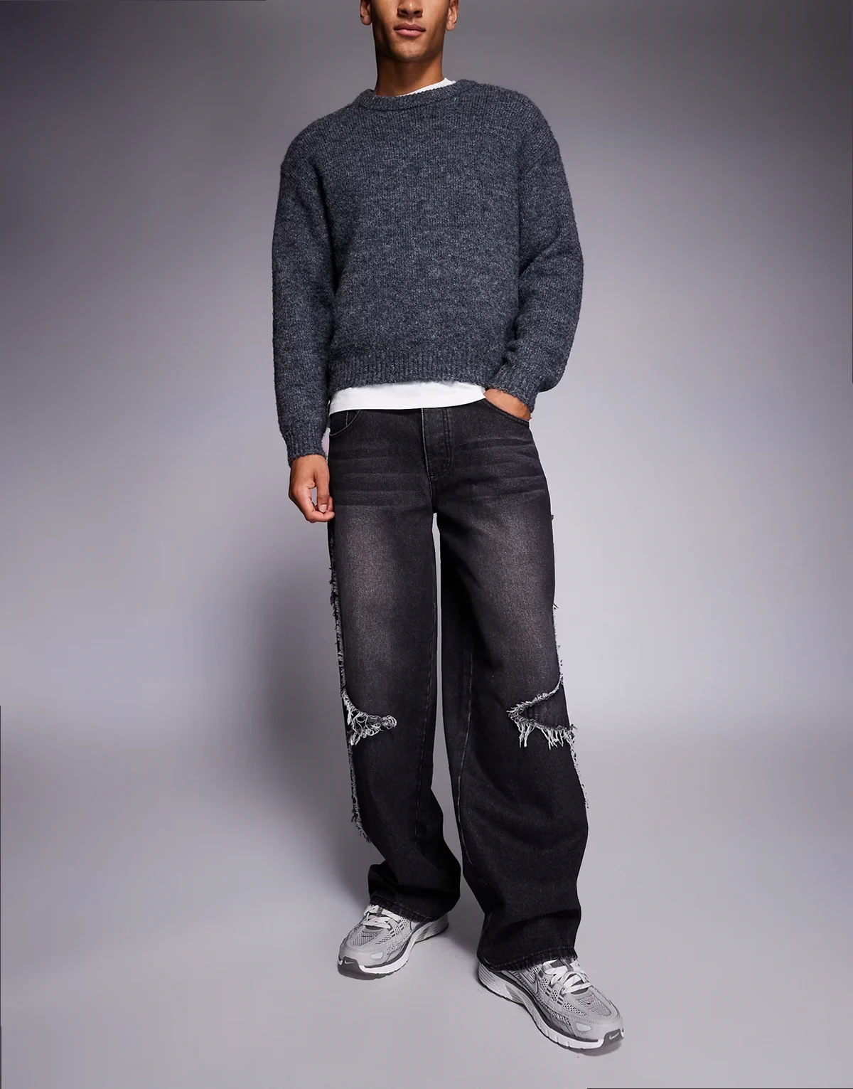 – Czarne luźne jeansy z załatanymi przedarciami