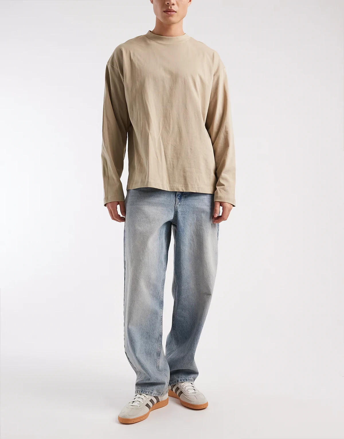 – Locker geschnittene Jeans mit geradem Bein in verwaschenem Blau