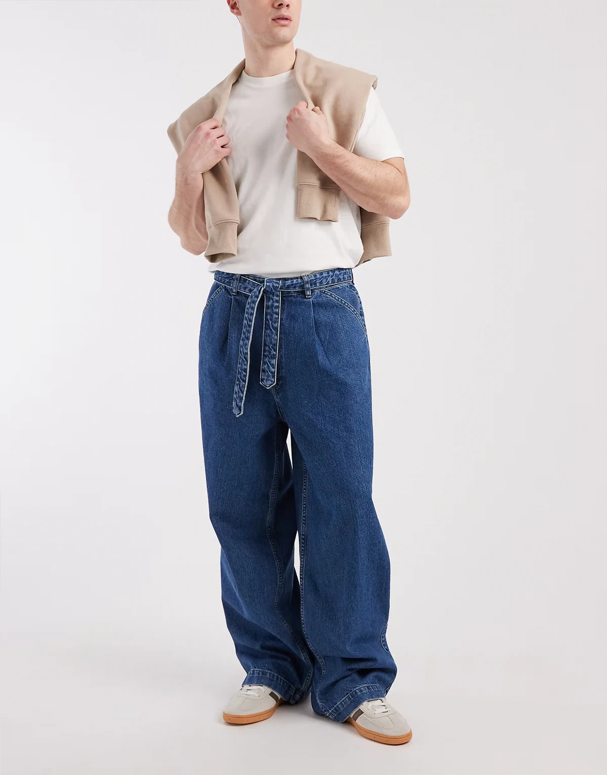 – Jeans in mittelblauer Waschung mit Bundfalten, Gürtel und weitem Bein