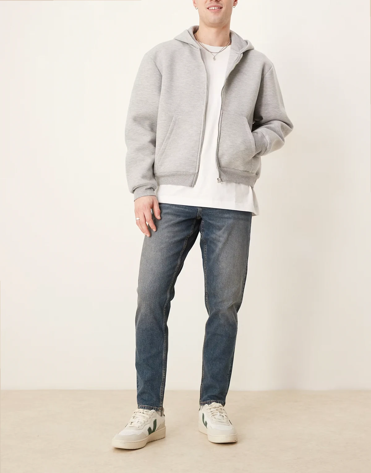 – Schmal zulaufende, elastische Jeans in mittelblauer Waschung