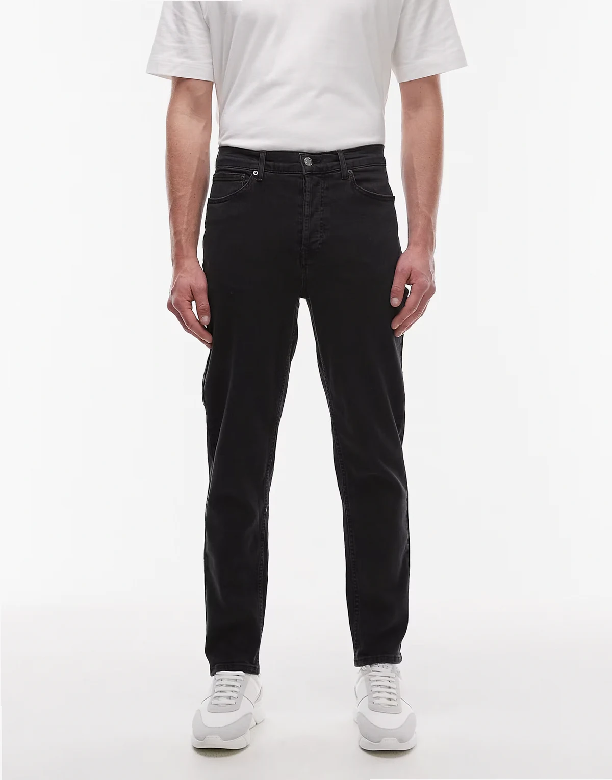 – Elastische, schmal zulaufende Jeans in verwaschenem Schwarz