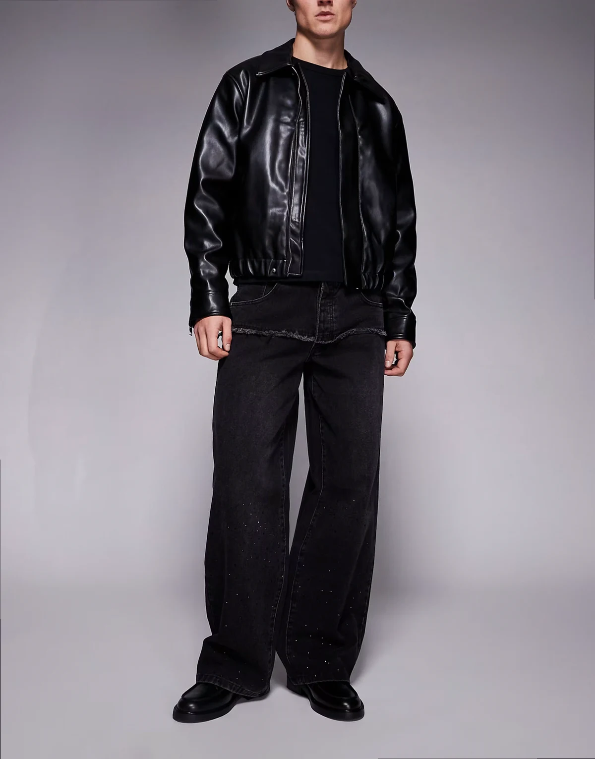 – Weite, verzierte Jeans in Schwarz