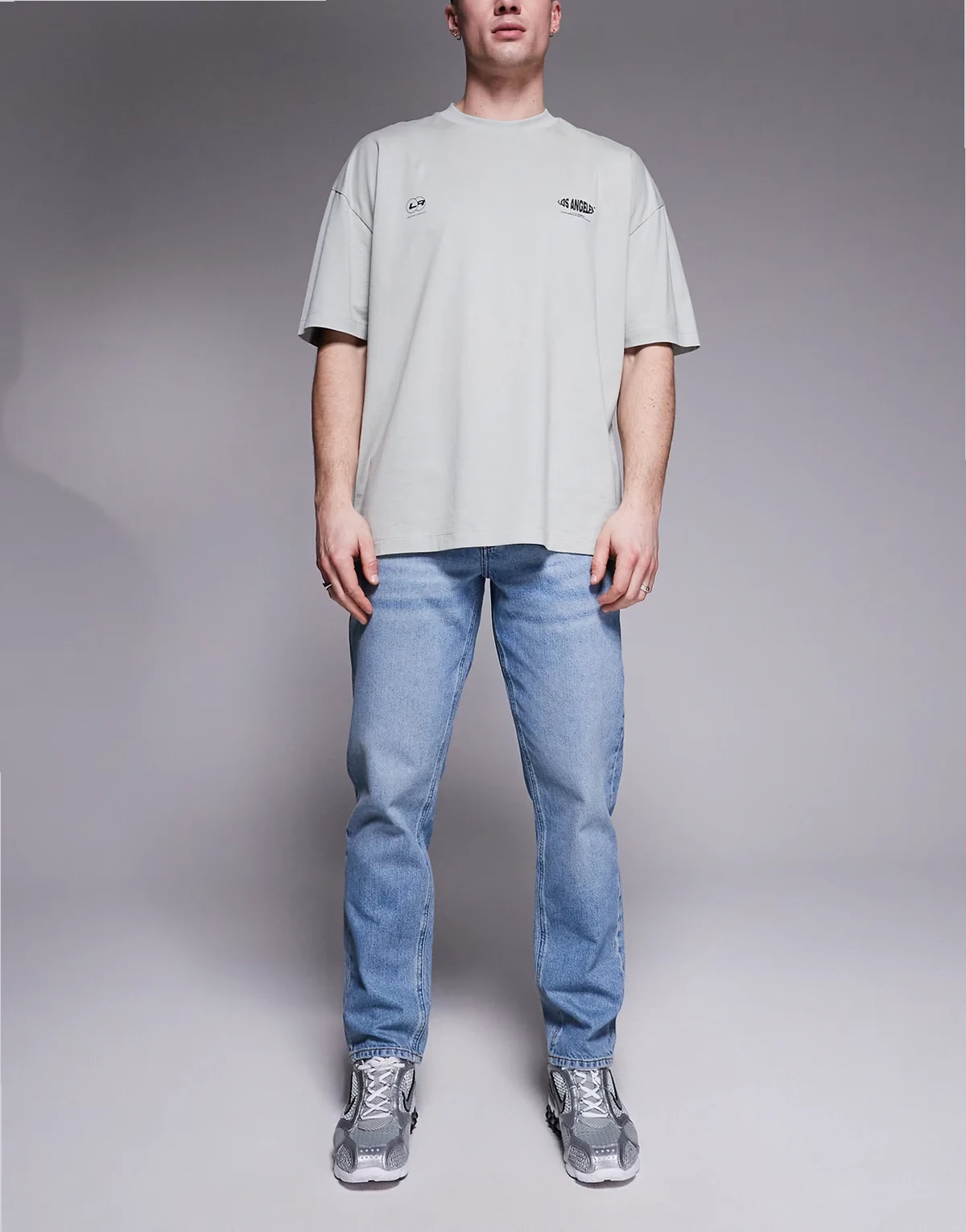 – Schmal zulaufende Jeans in hellblauer Waschung