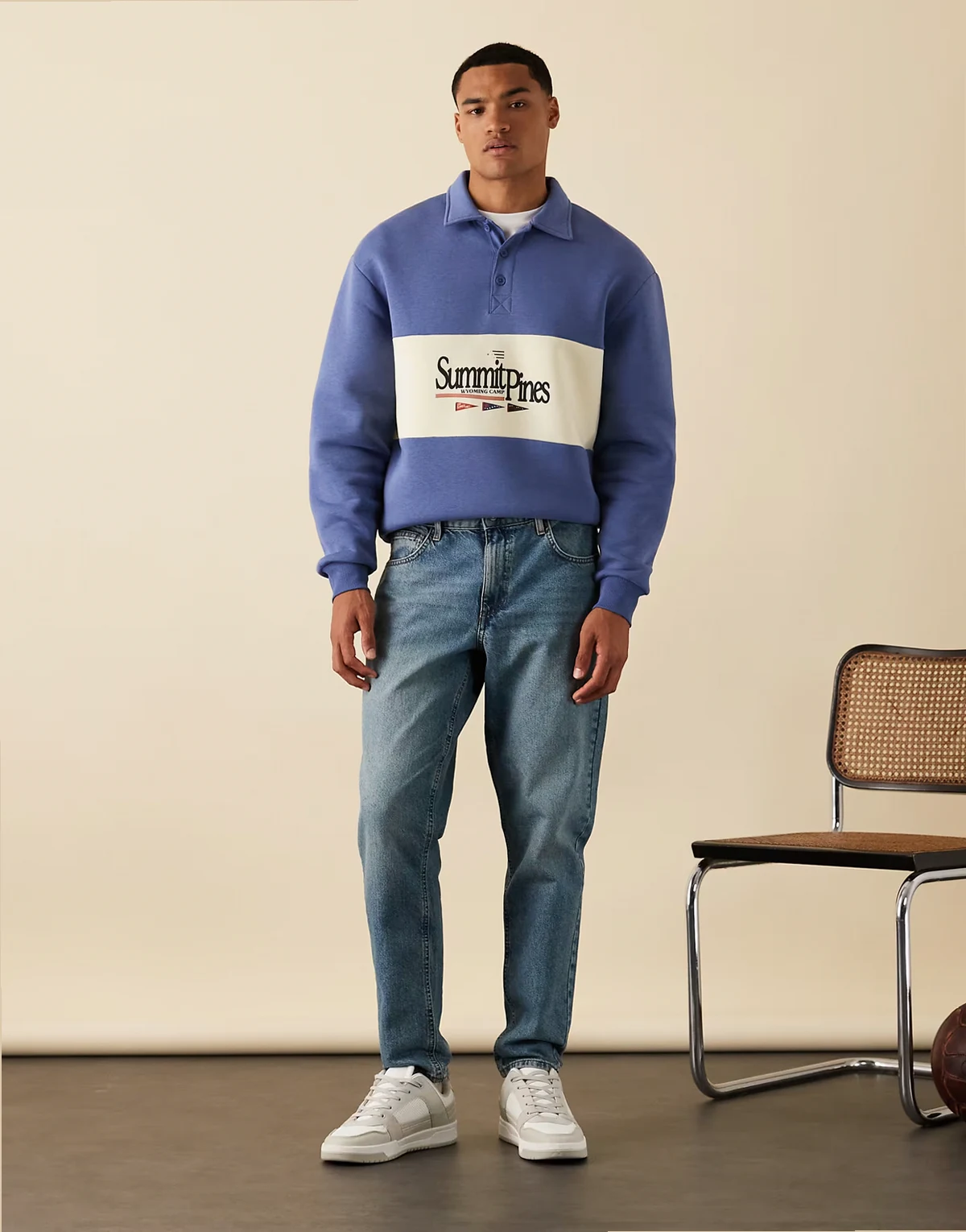 – Karottenjeans in mittelblauer Waschung