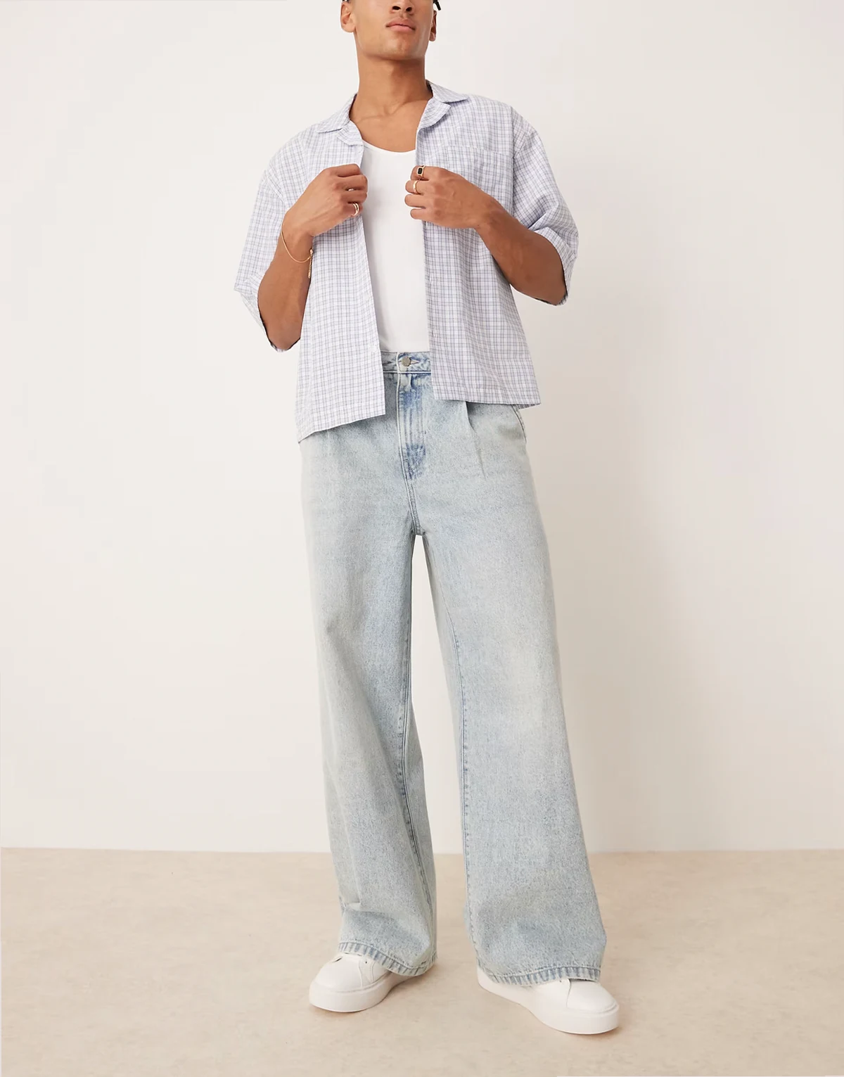 – Superweite Jeans in hellblauer Waschung mit Bundfalten vorne