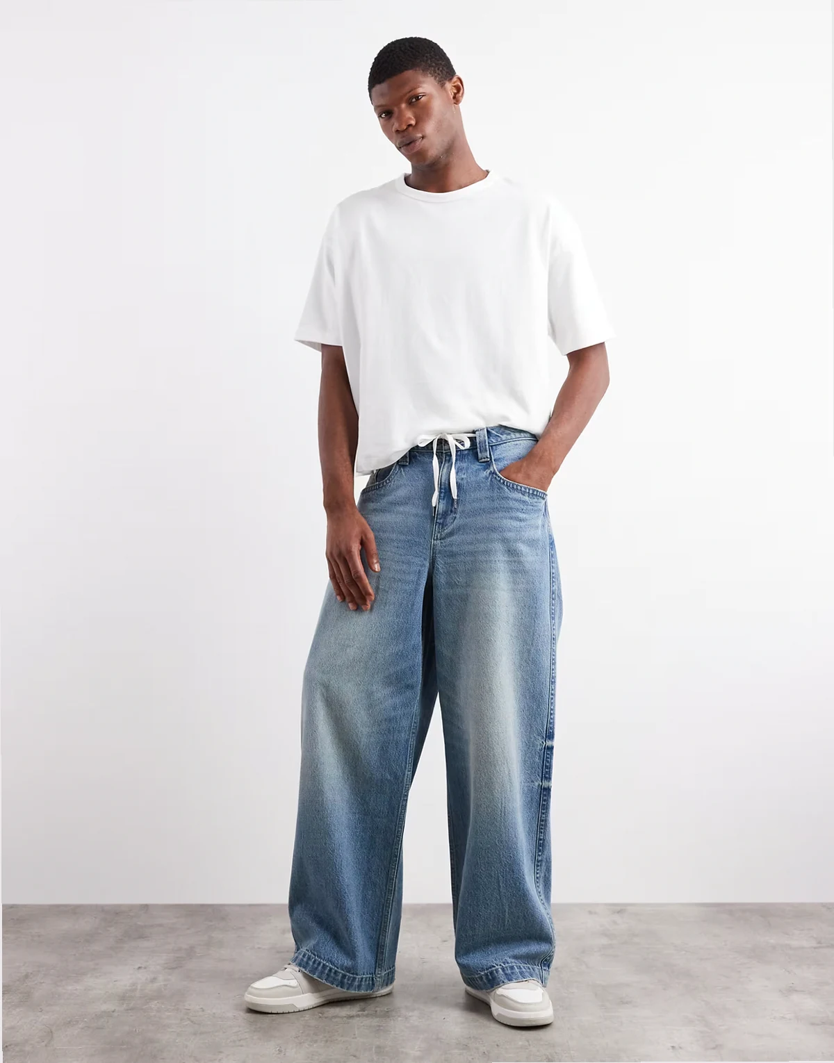 – Superweite Jeans in hellblauer Waschung mit bestickten Gesäßtaschen