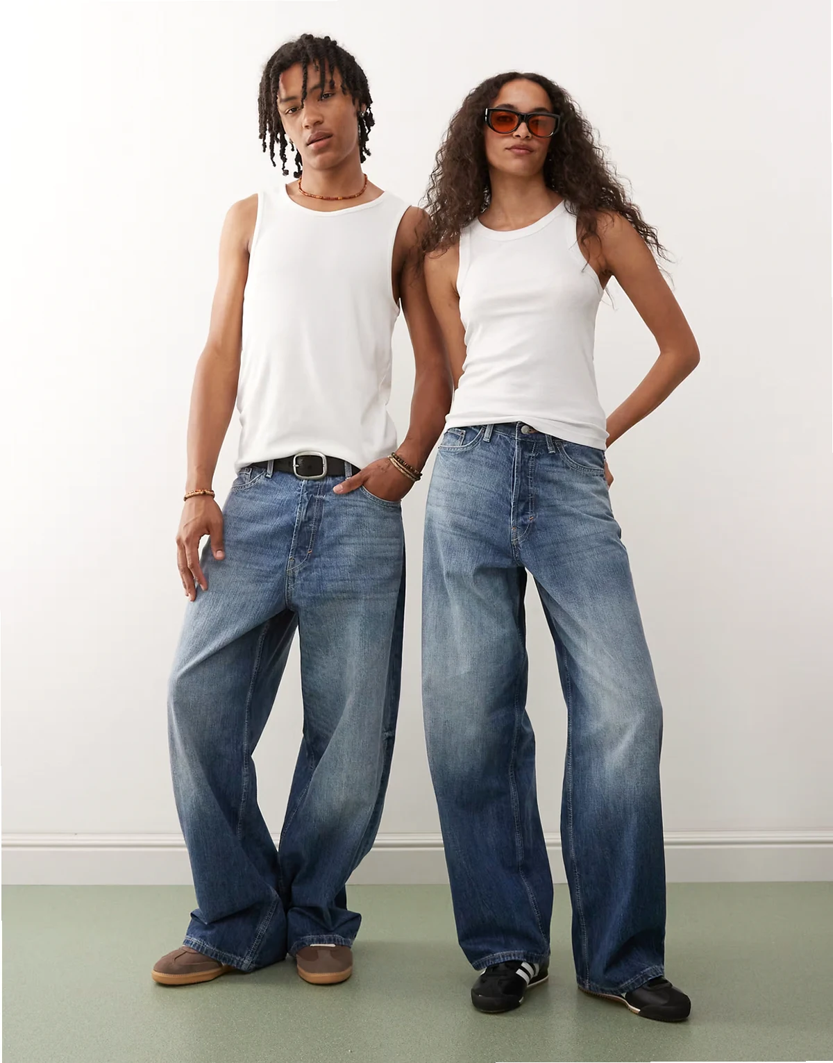 – Astro – Locker sitzende Unisex-Jeans in ausgebleichter mittelblauer Waschung mit weitem Bein