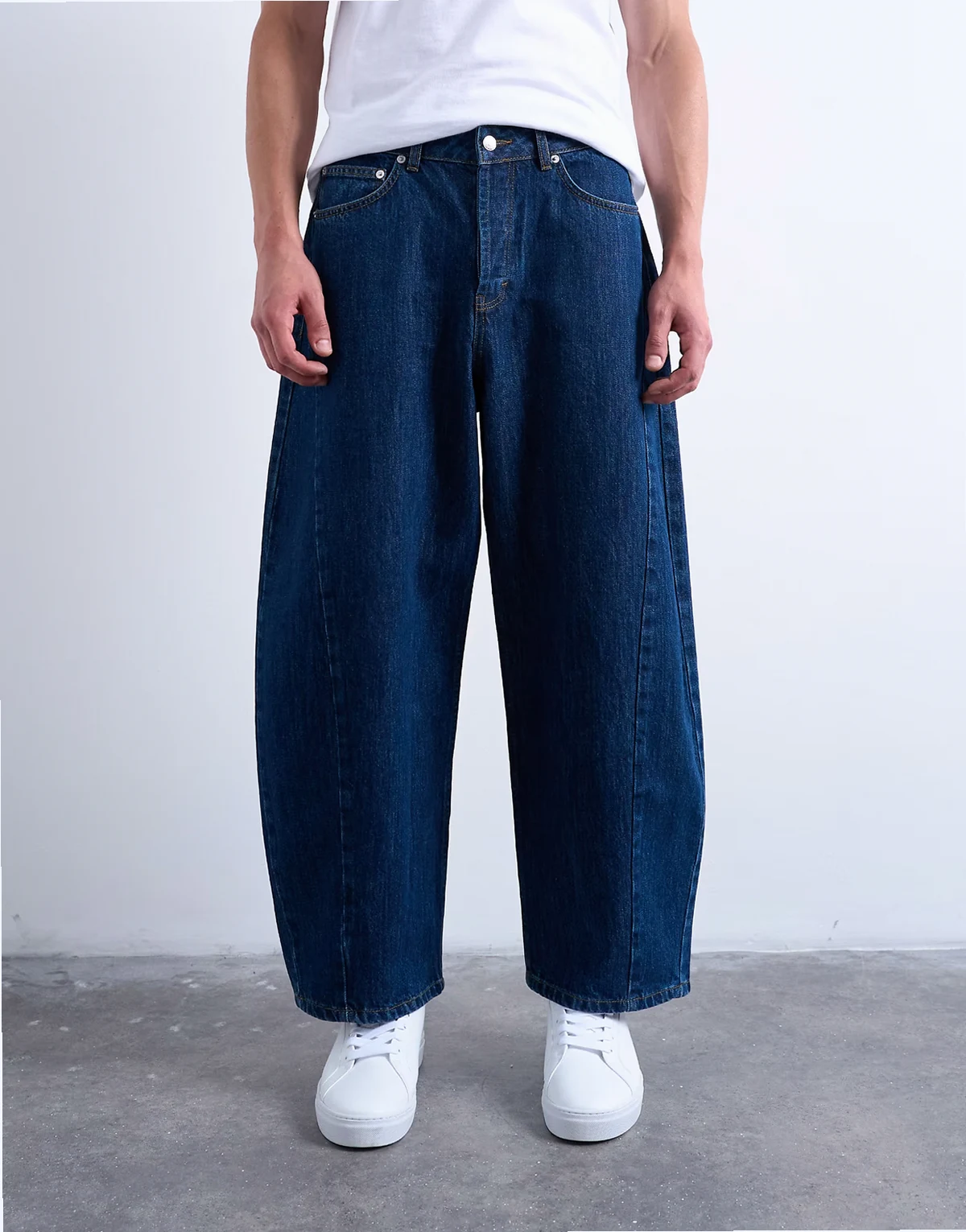 – Barrel-Leg-Jeans aus festem Denim in dunkler Waschung