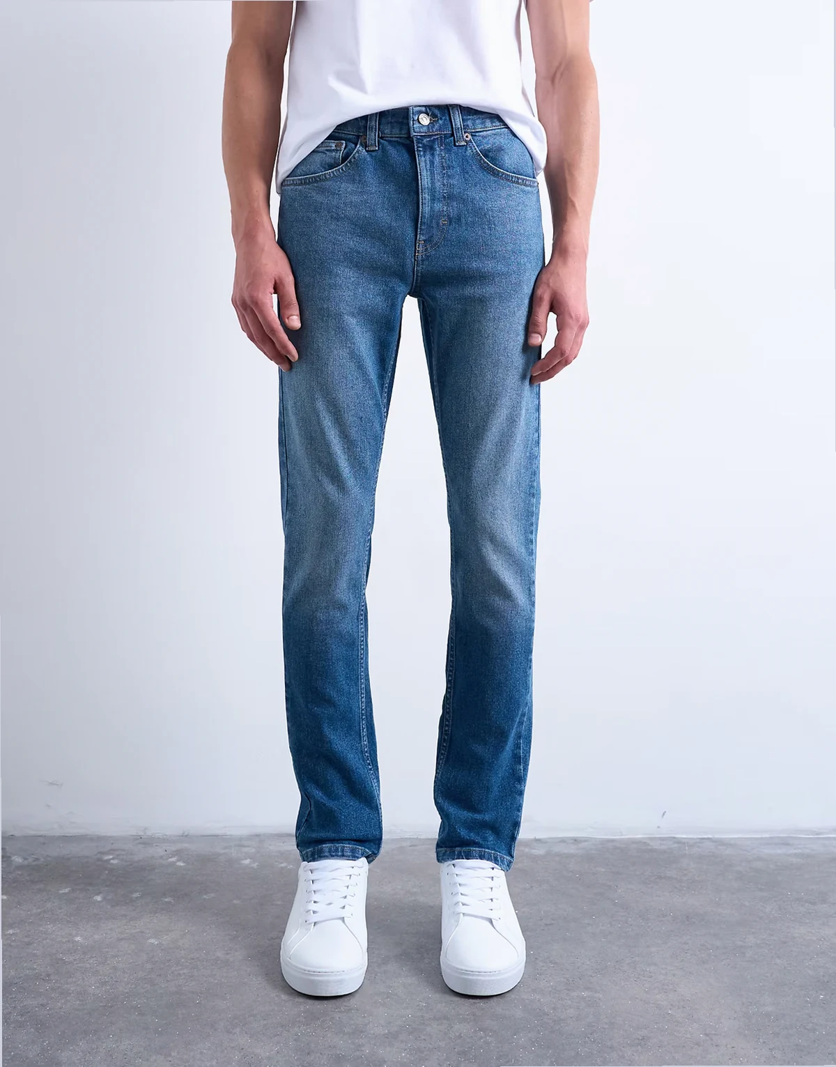 – Eng geschnittene Jeans mit Stretch in mittlerer Waschung