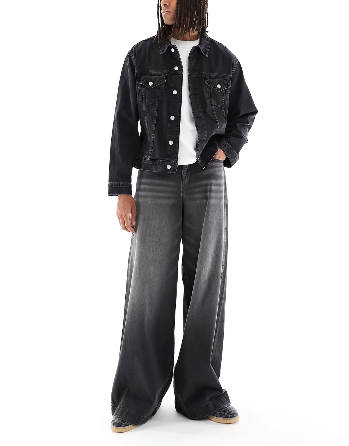 – Jeans in verwaschenem Schwarz mit sehr weitem Bein