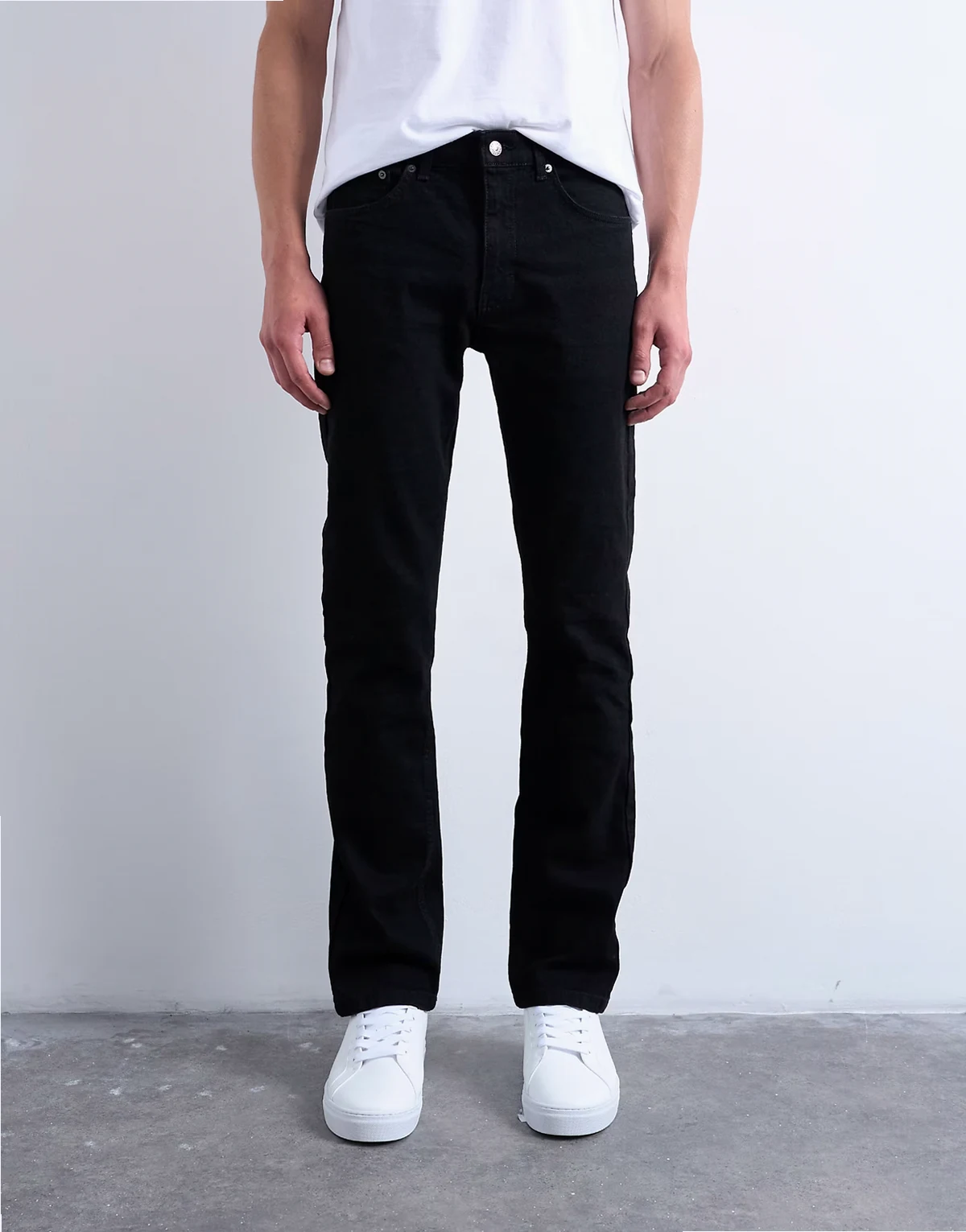 – Schmale Stretch-Jeans in Schwarz