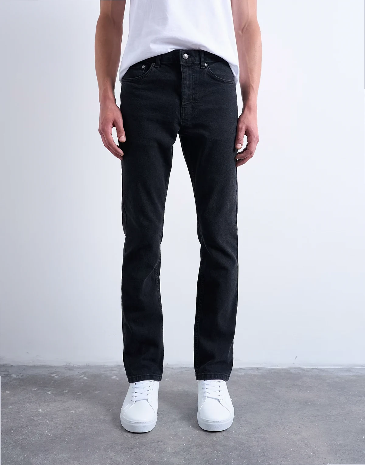 – Schmale Stretch-Jeans in verwaschenem Schwarz