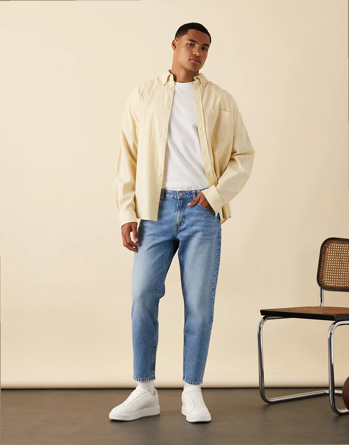 – Karottenjeans in hellblauer Waschung