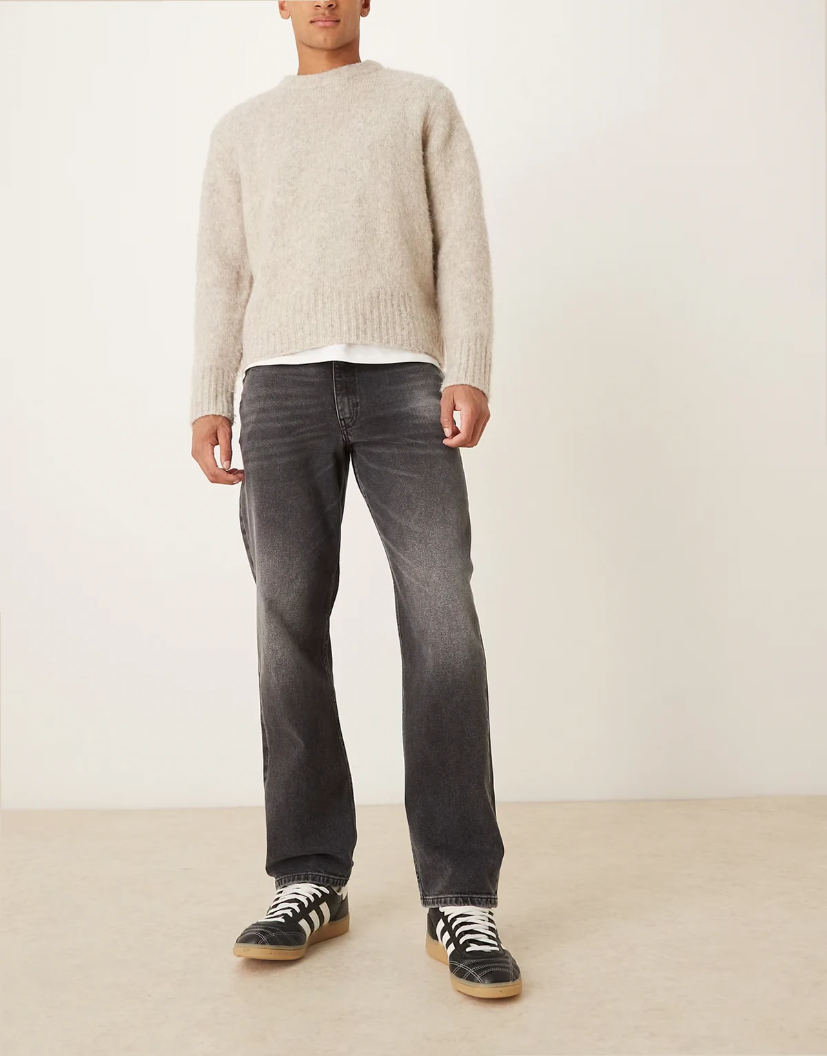 – Jeans in verwaschenem Schwarz mit geradem Schnitt