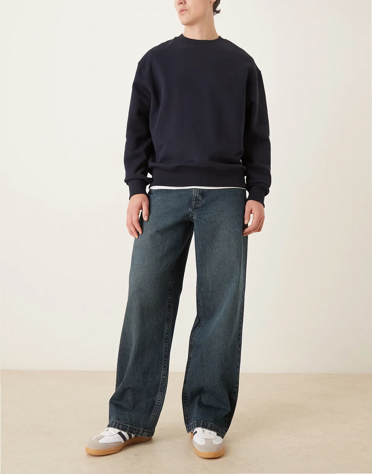 – Weite Jeans in dunkelblauer Waschung