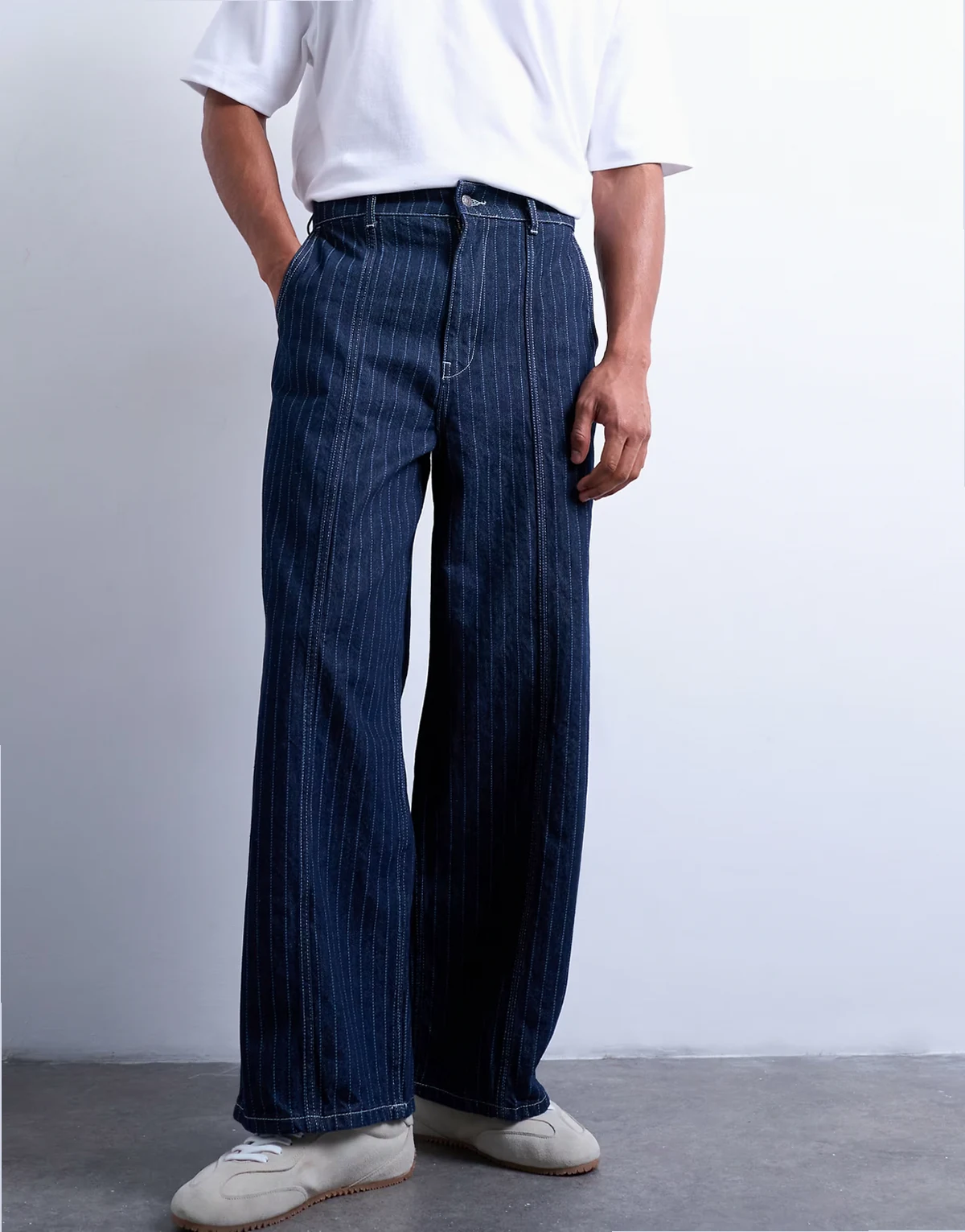 – Gestreifte Jeans mit weitem Bein und Ziernaht
