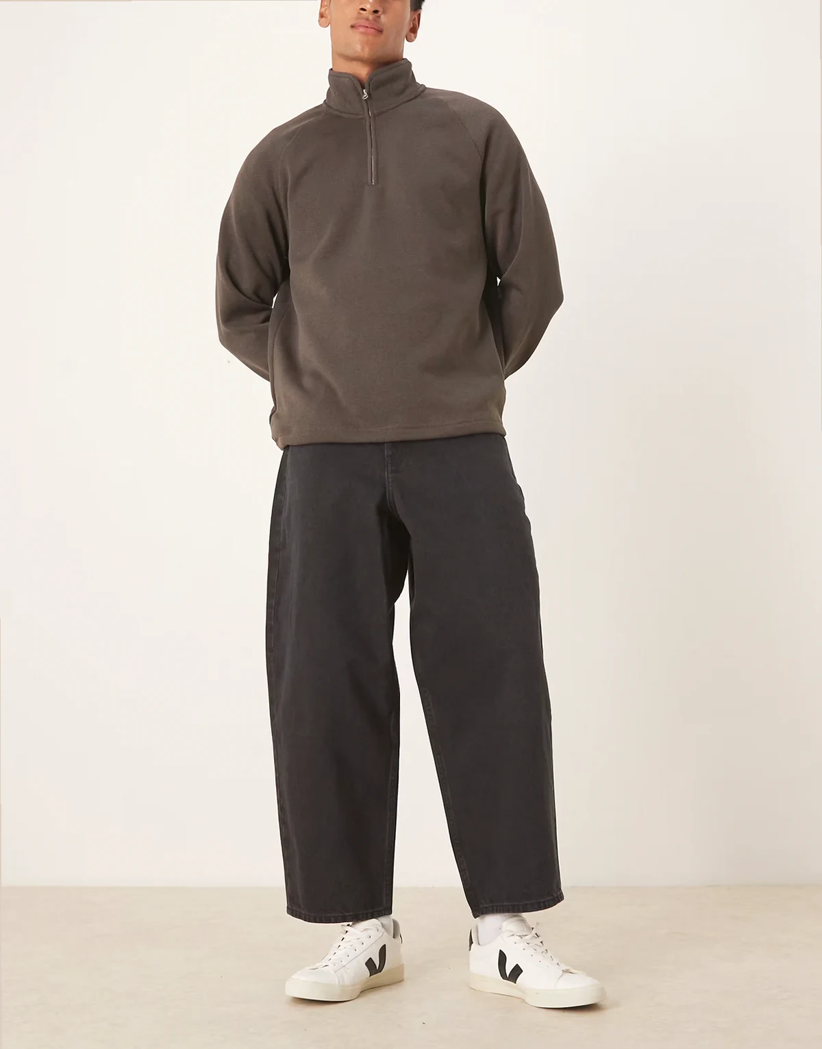 – Schmal zulaufende Oversize-Jeans in verwaschenem Schwarz