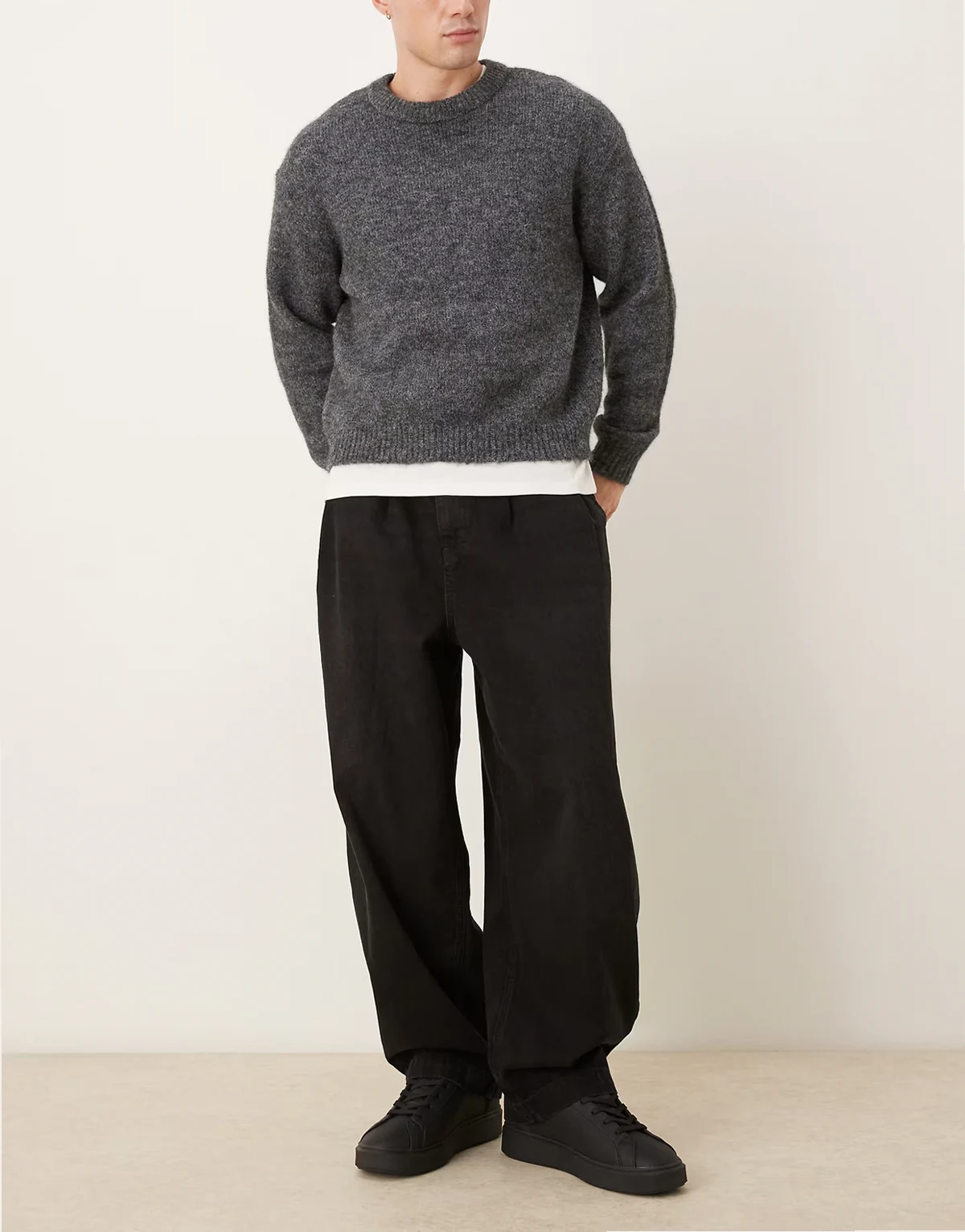 – Schmal zulaufende Oversize-Jeans in Schwarz mit Falten