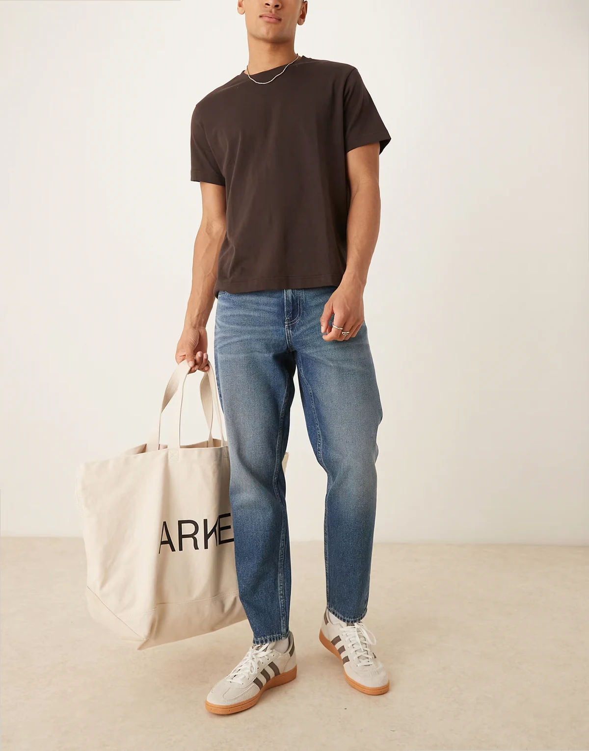 – Schmal zulaufende Jeans in verwaschenem Hellblau mit Vintage-Farbstich