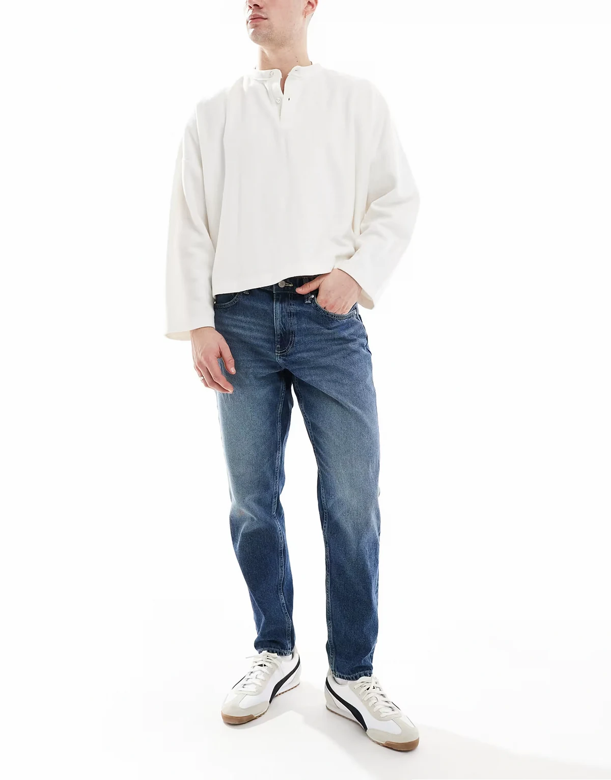 – Karottenjeans in dunkler Waschung