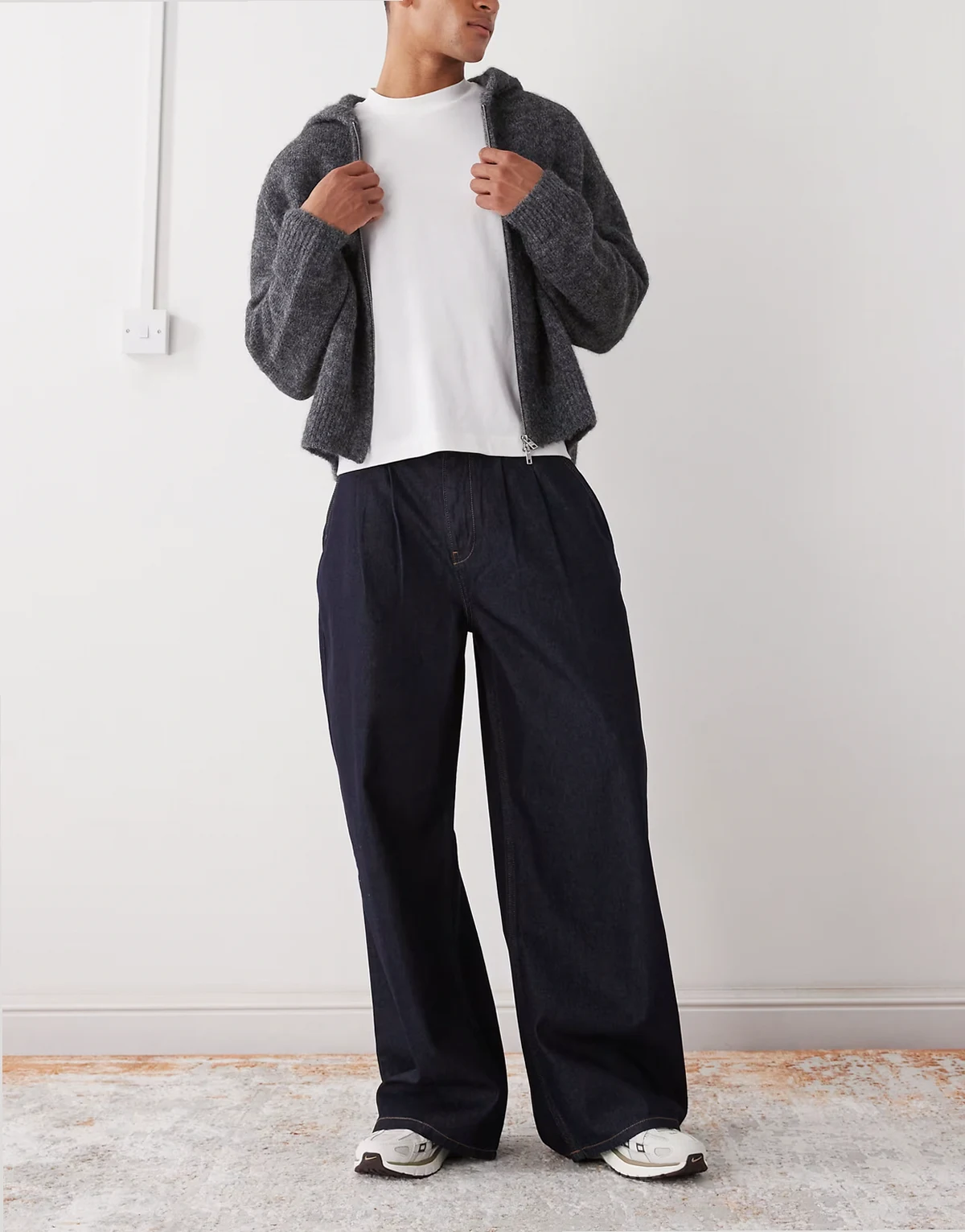 – Jeans mit Abnähern vorne und Indigo-Waschung