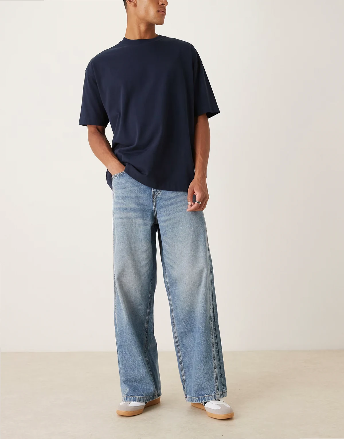 – Superweite Jeans in hellblauer Waschung mit seitlichen Einsätzen