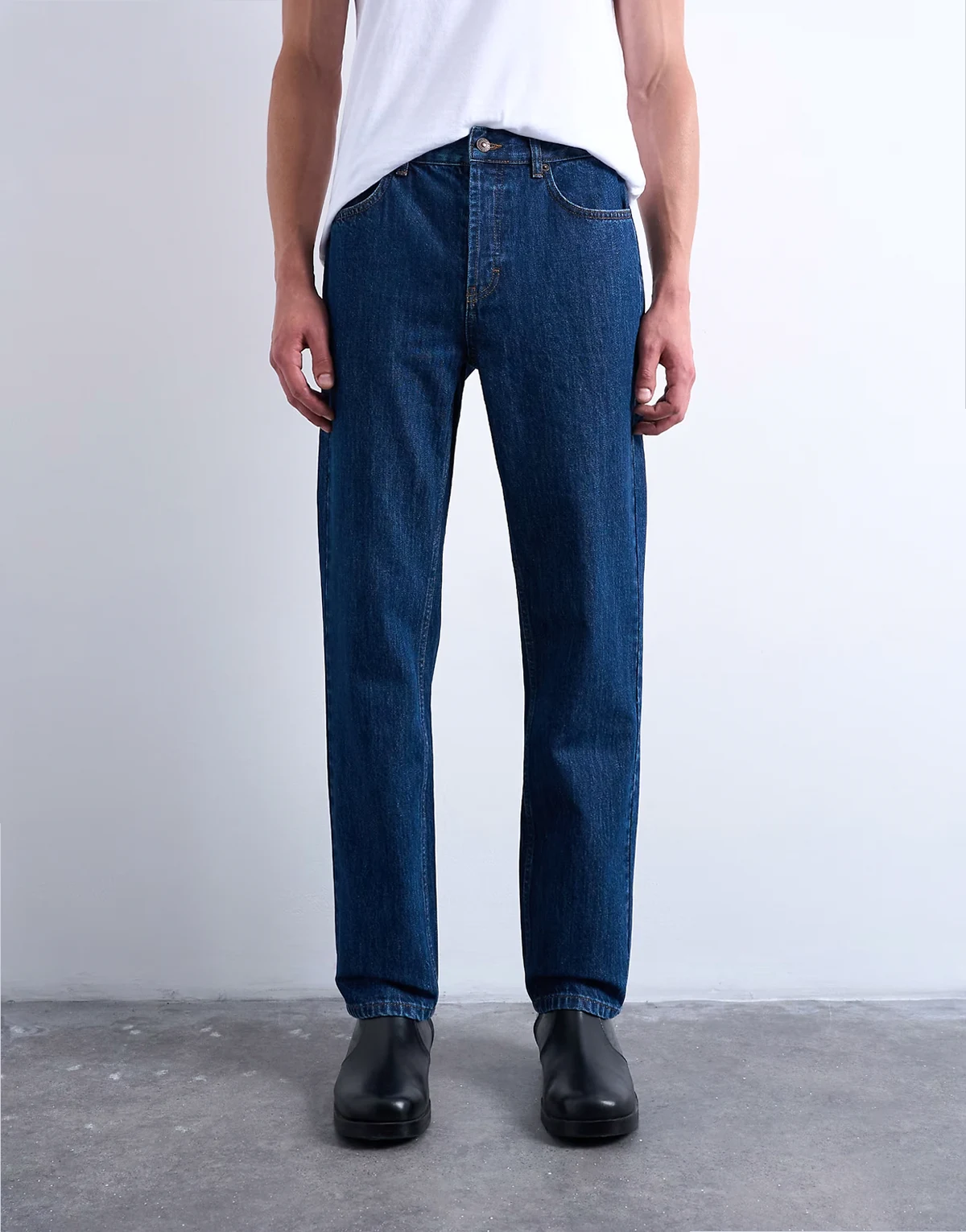 – Rigid Straight Jeans in dunkelblauer Waschung
