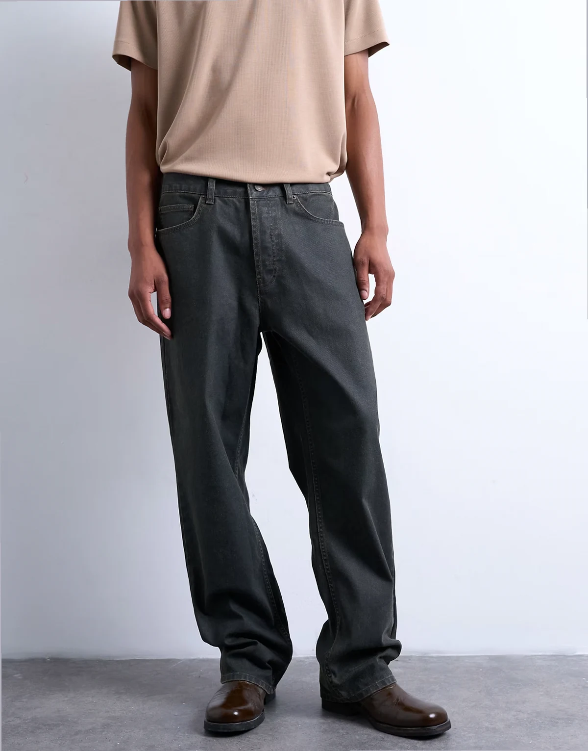 – Feste Straight Jeans in beschichtetem Braun
