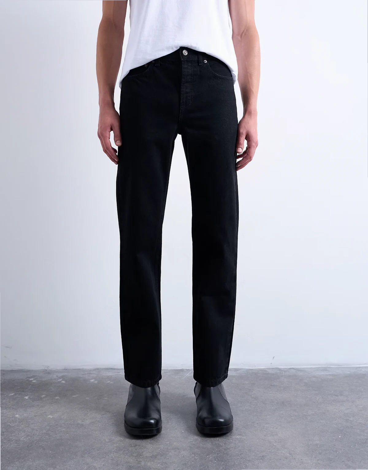 – Feste Jeans mit geradem Schnitt in Schwarz