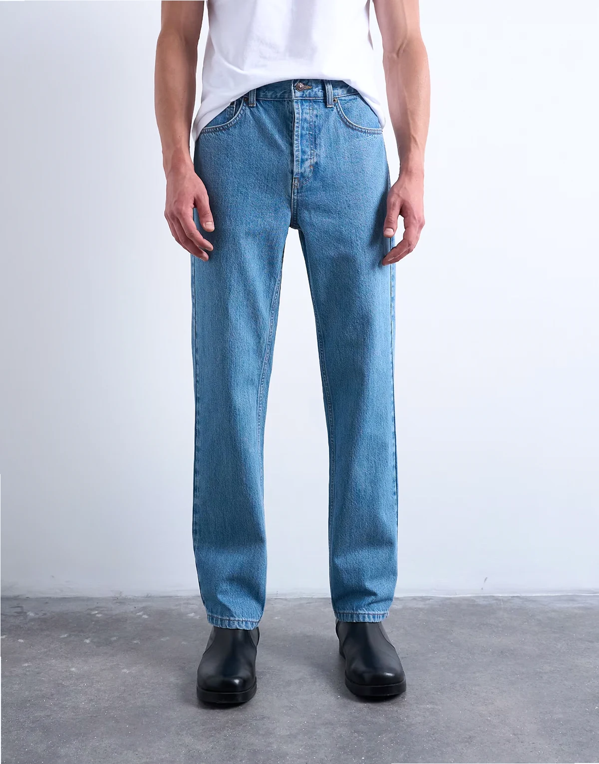 – Jeans in mittlerer Waschung mit geradem Schnitt ohne Stretchanteil